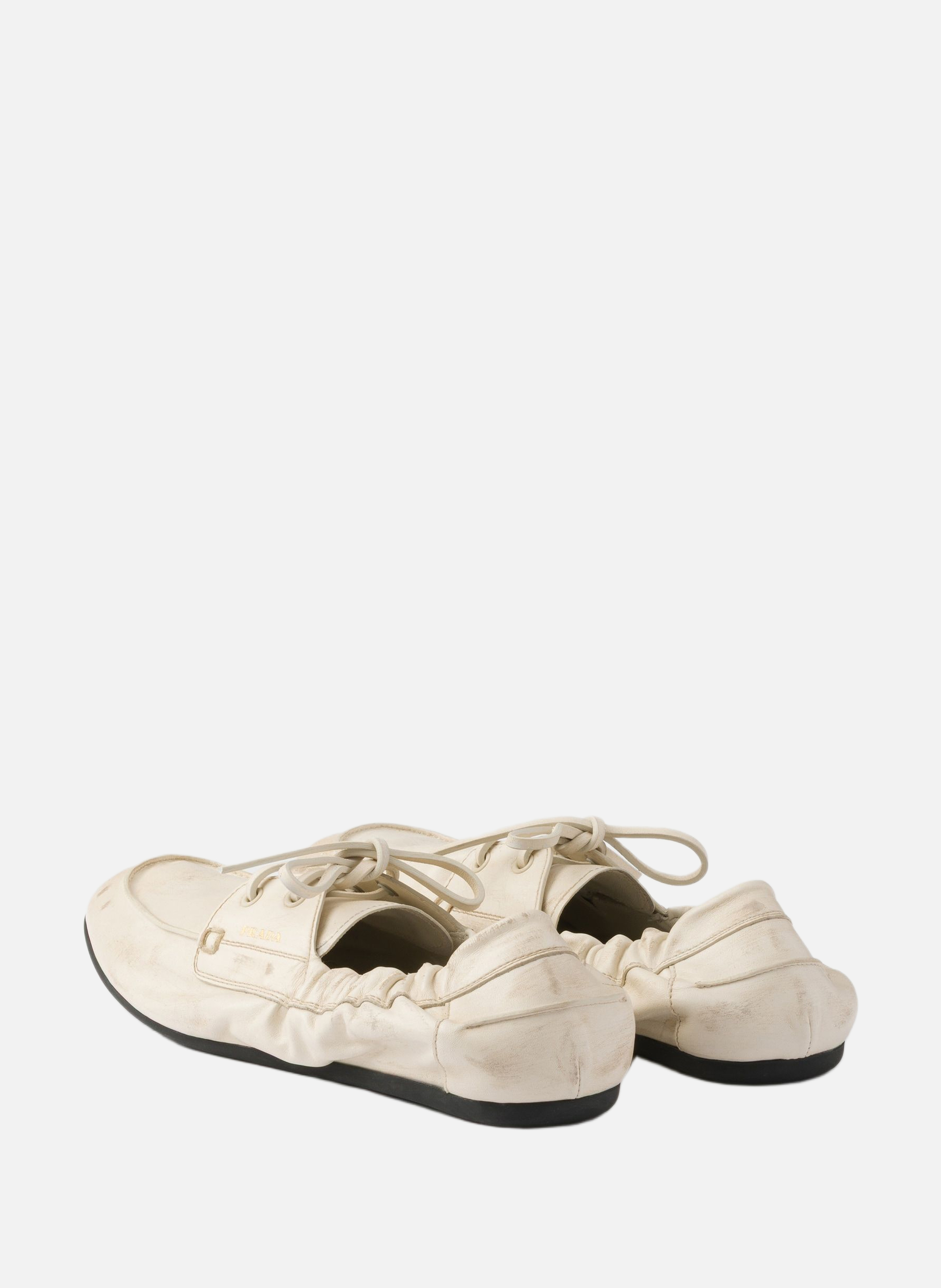 Chaussures bateau en cuir vieilli PRADA Beige