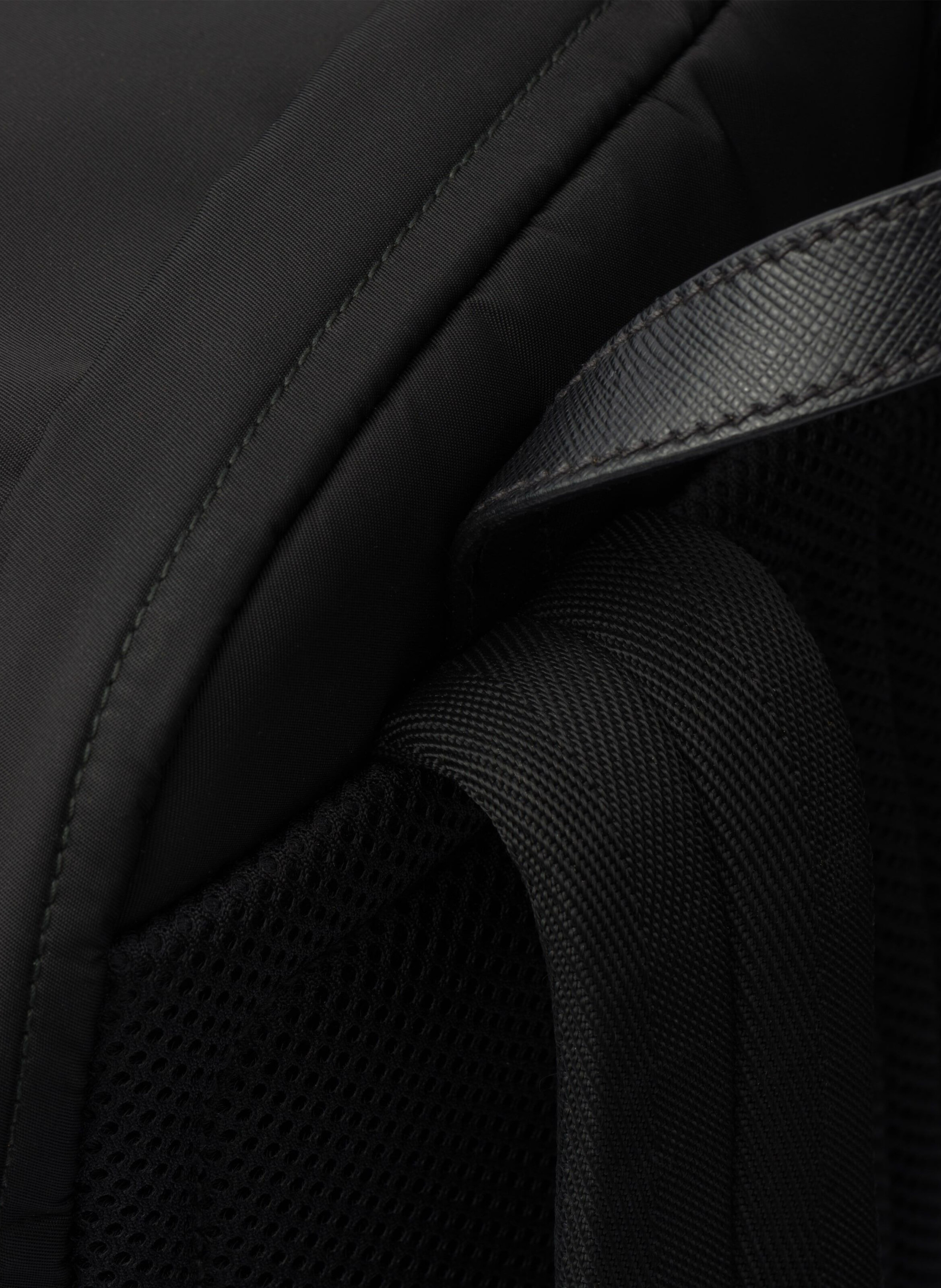 Sac à dos en re-nylon et cuir saffiano PRADA Noir