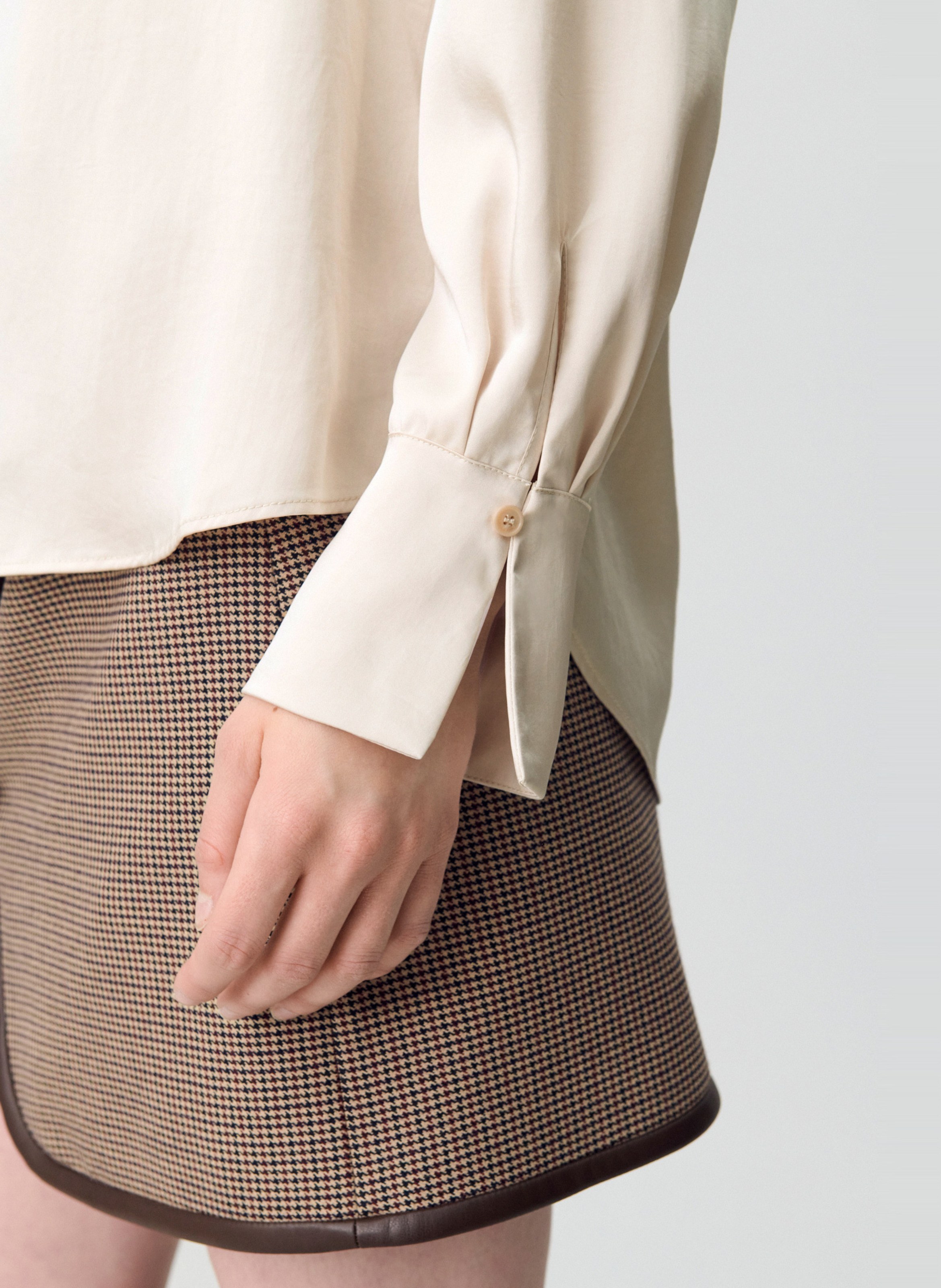 Top droit col v effet satiné à jeux de plis CLAUDIE PIERLOT Beige