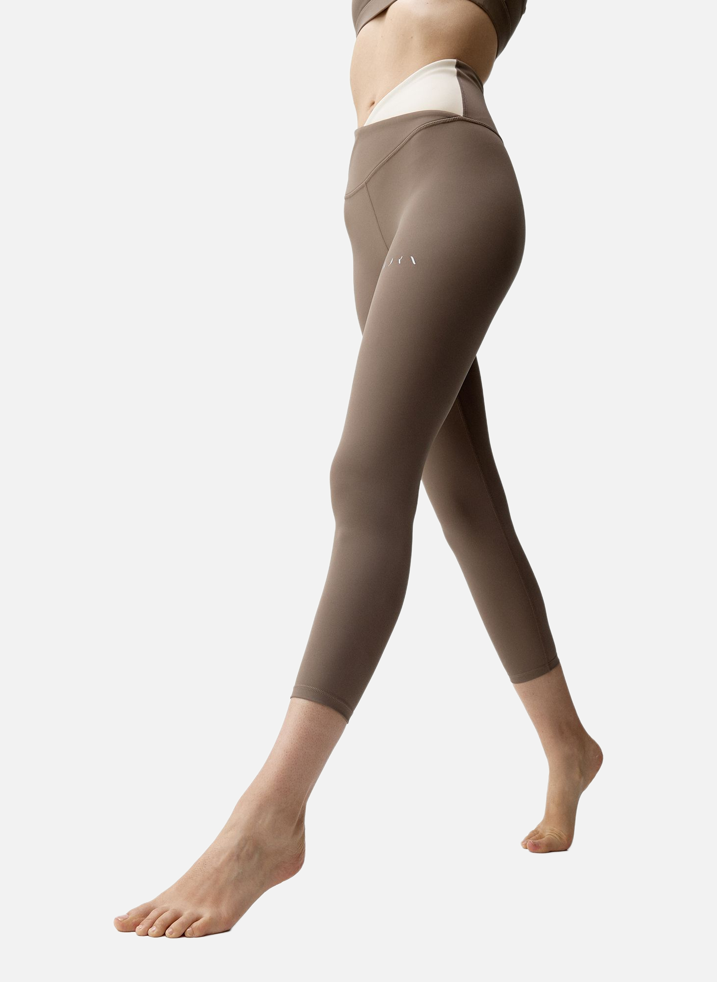 Legging de sport capri performance cleo BORN LIVING YOGA Marron