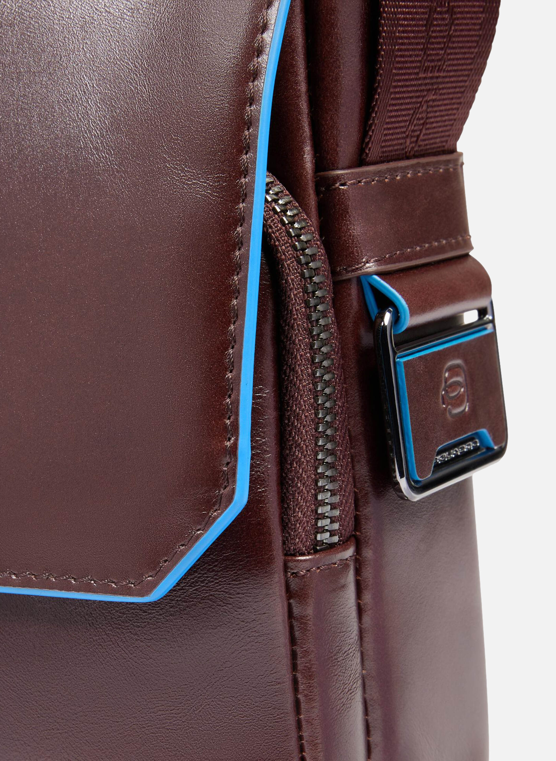 Personalizable men's crossbody bag PIQUADRO Brown
