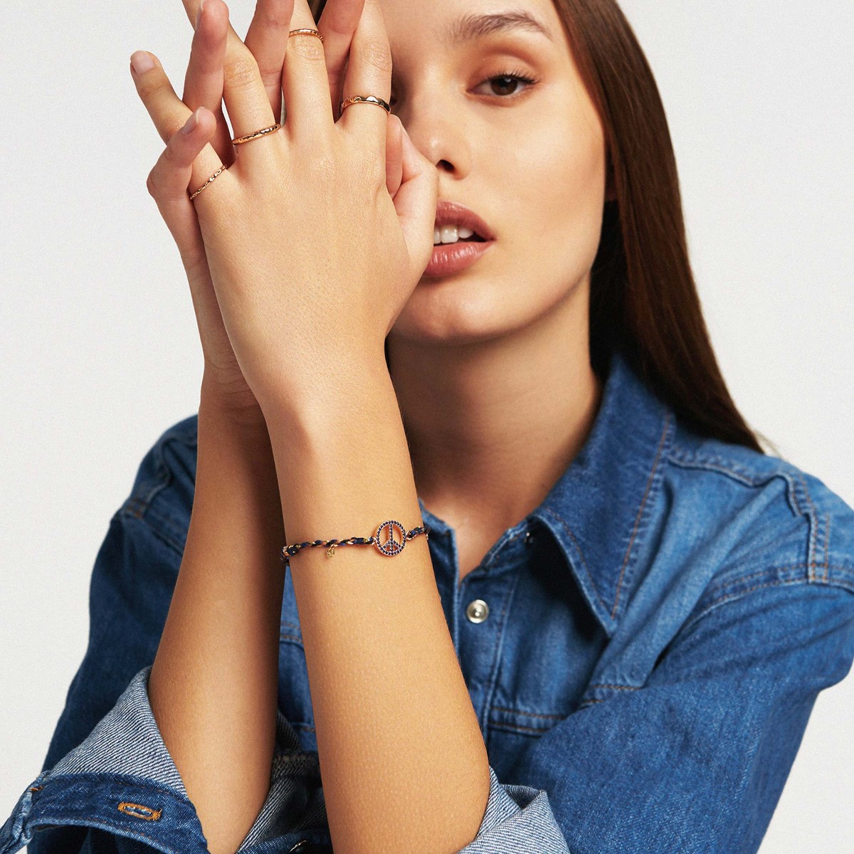 Bracelet avec cordon en coton et pendentif en émail yoggi HIPANEMA Noir