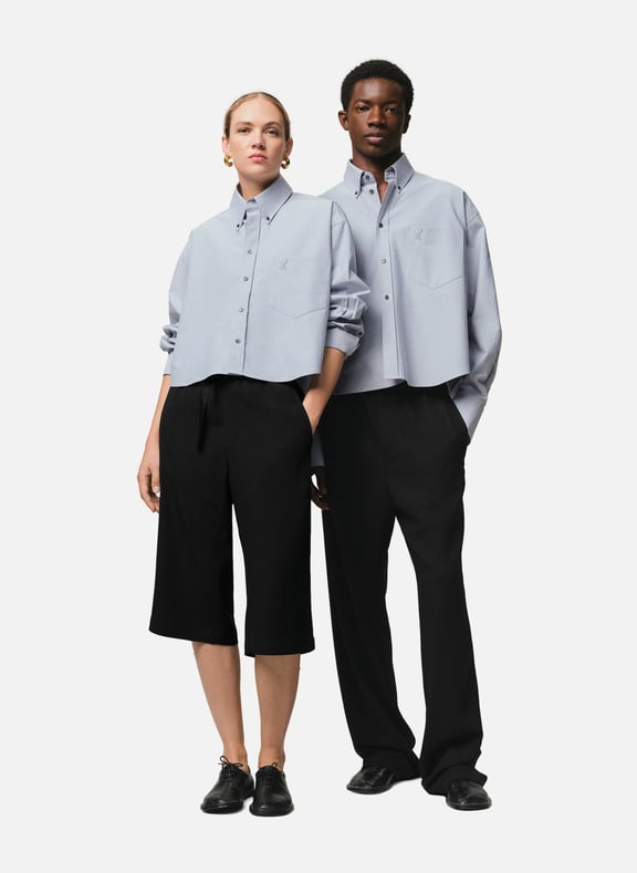 Chemise cropped oversize col boutonné unisexe Bleu by AMI PARIS AMI PARIS Chemise cropped oversize col boutonné unisexe Bleu