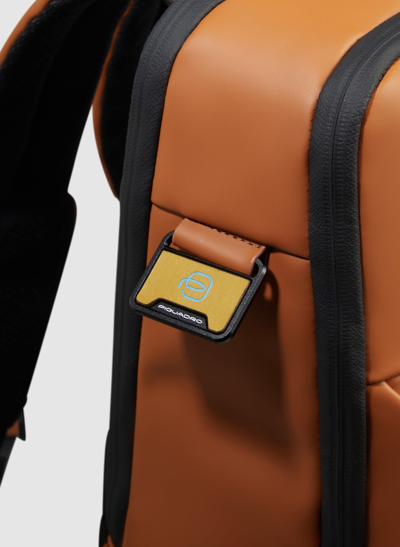Sac à dos déperlant pour ordinateur 14" PIQUADRO Marron