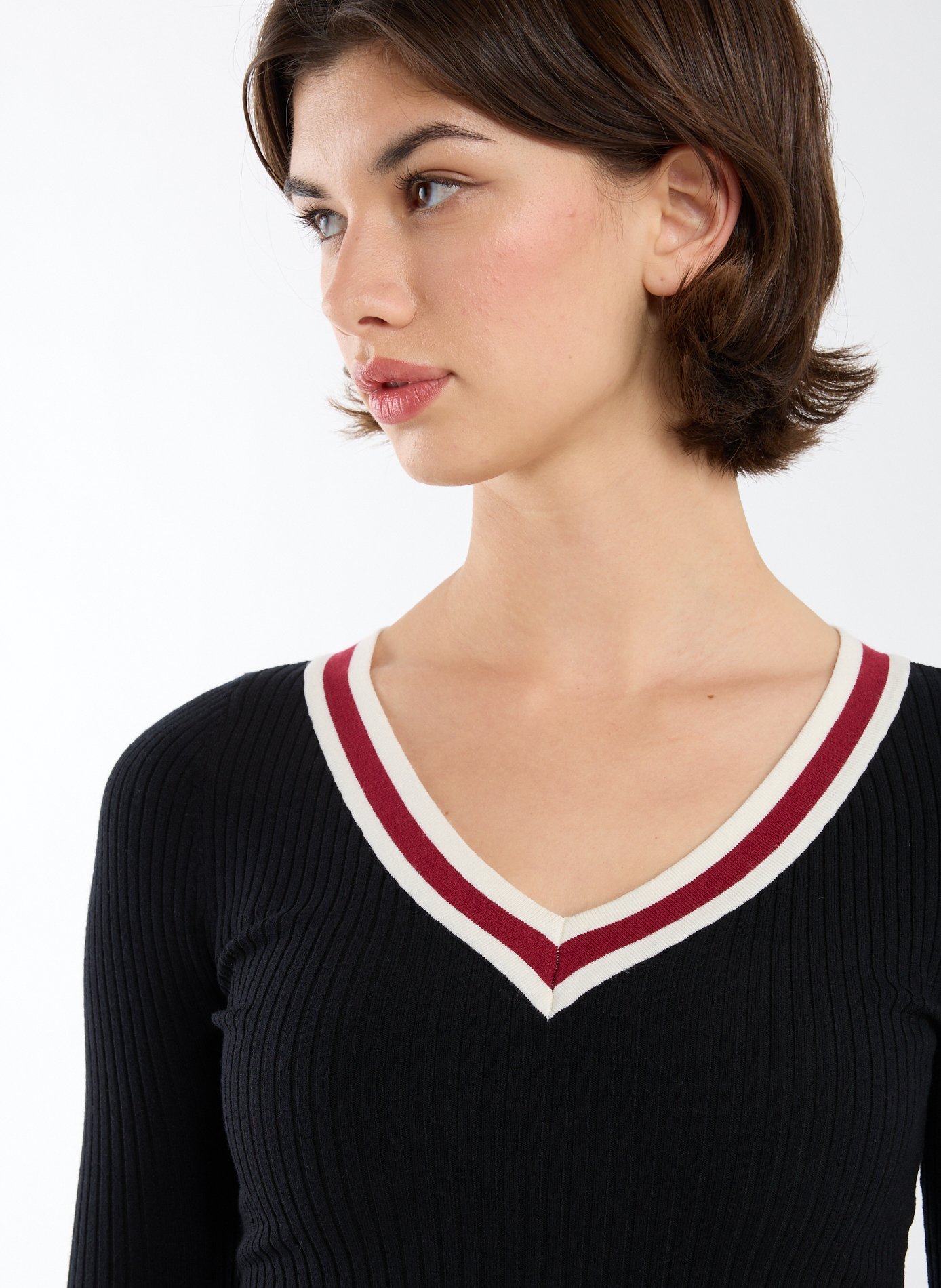 Pull côtelé col V GUESS Noir