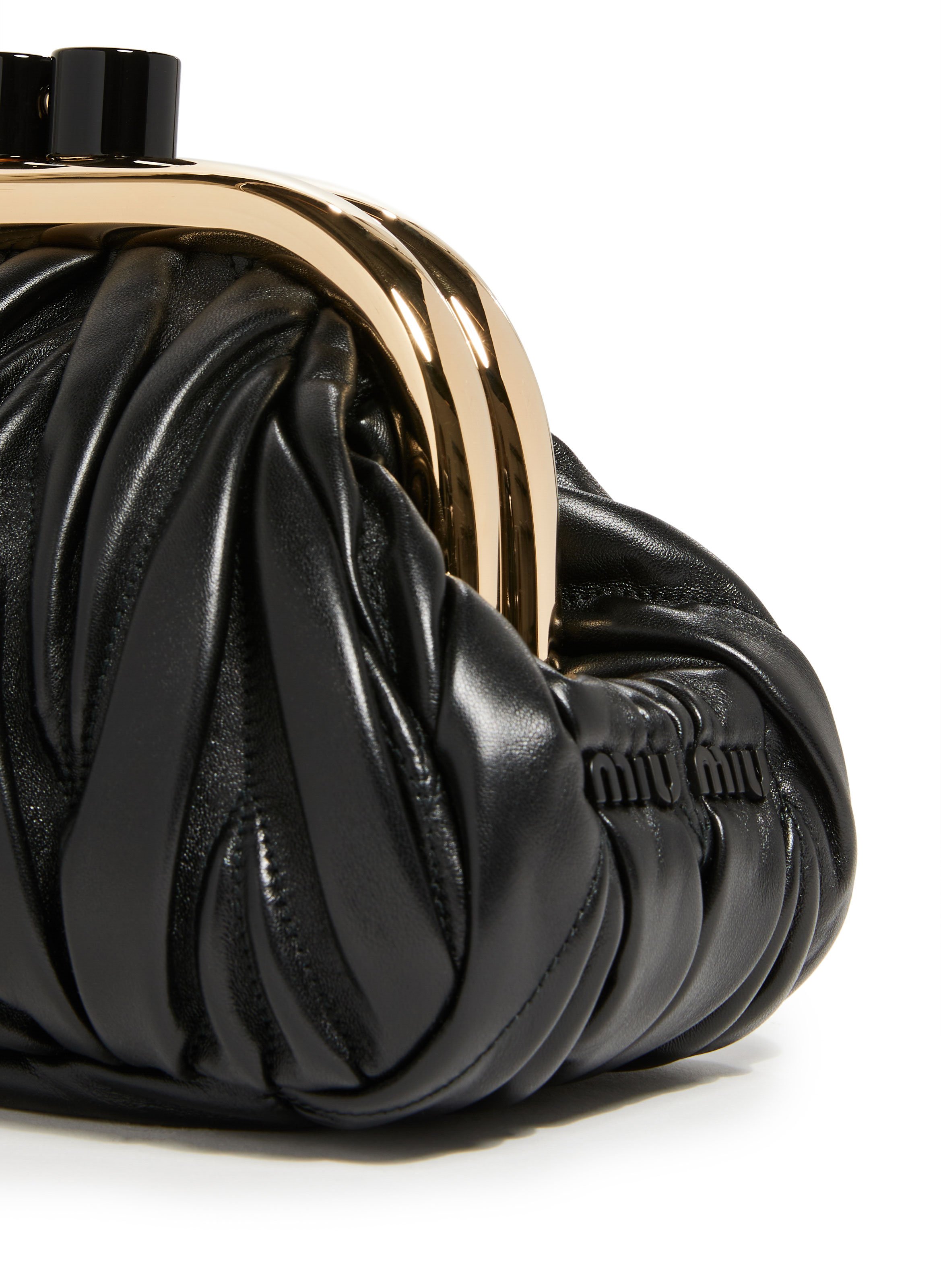 Minaudière matelassée à détails dorés