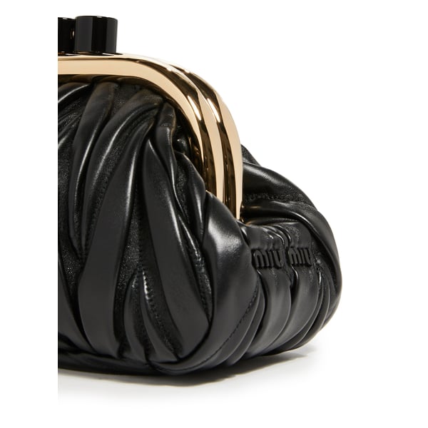 Minaudière matelassée à détails dorés