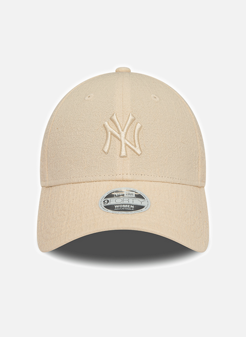 قبعة بشعار NEW ERA باللون البيج 