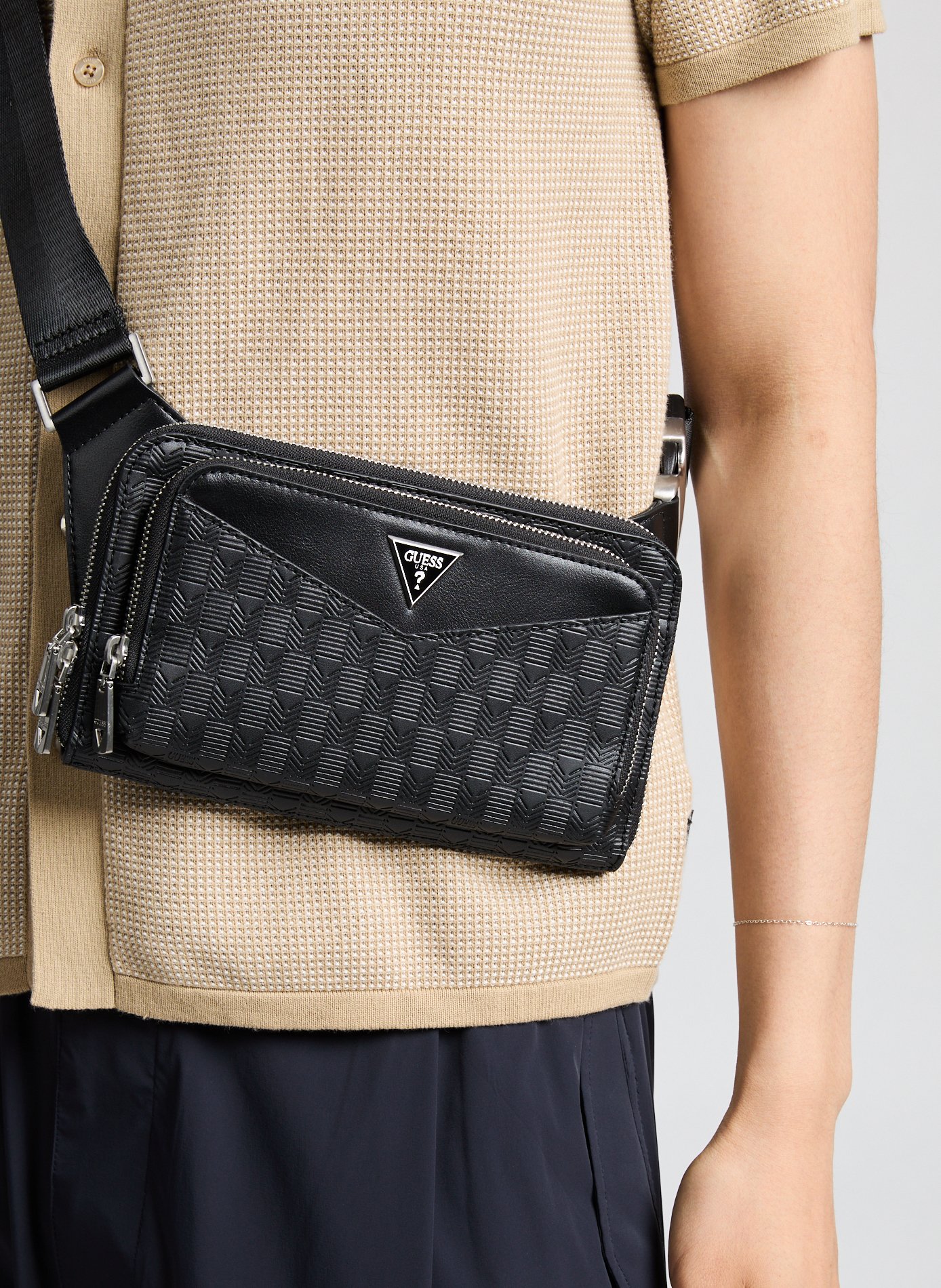 Sac banane texturé  GUESS Noir