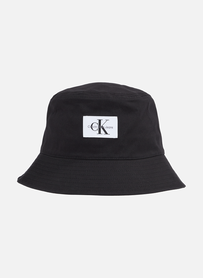 قبعة دلو تحمل شعار CALVIN KLEIN