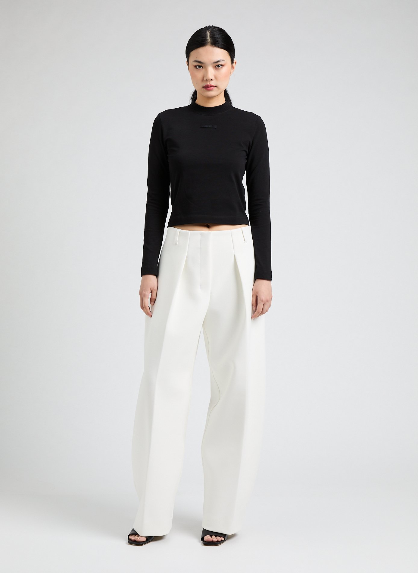 パンツ JACQUEMUS WOMEN Le Ovalo Trousers White Le Pantalon Ovalo barrel-leg pants in white - Jacquemus