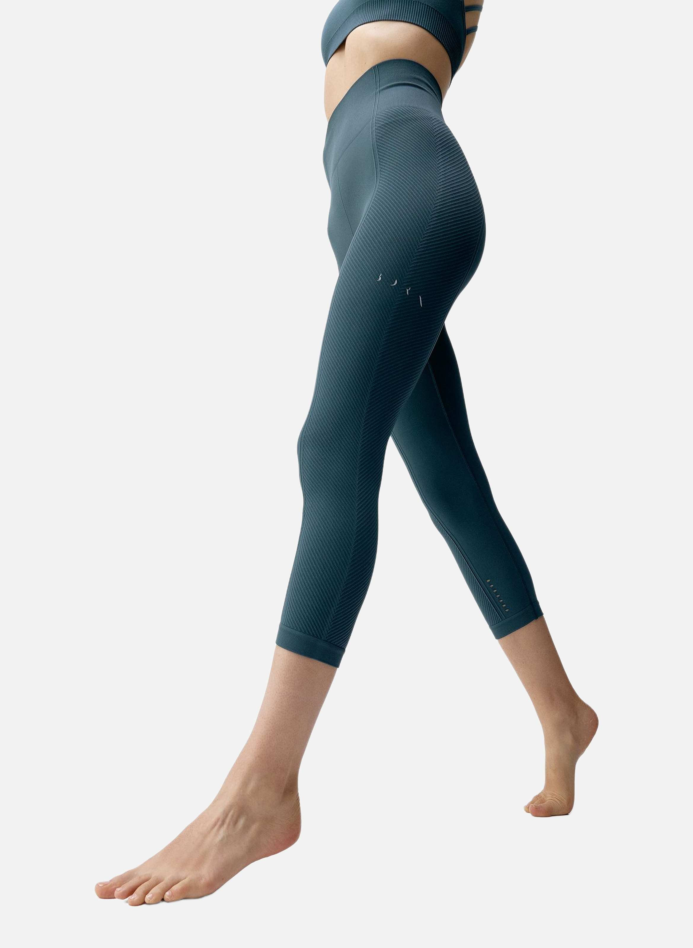 Legging de sport capri seamless apamala BORN LIVING YOGA Bleu