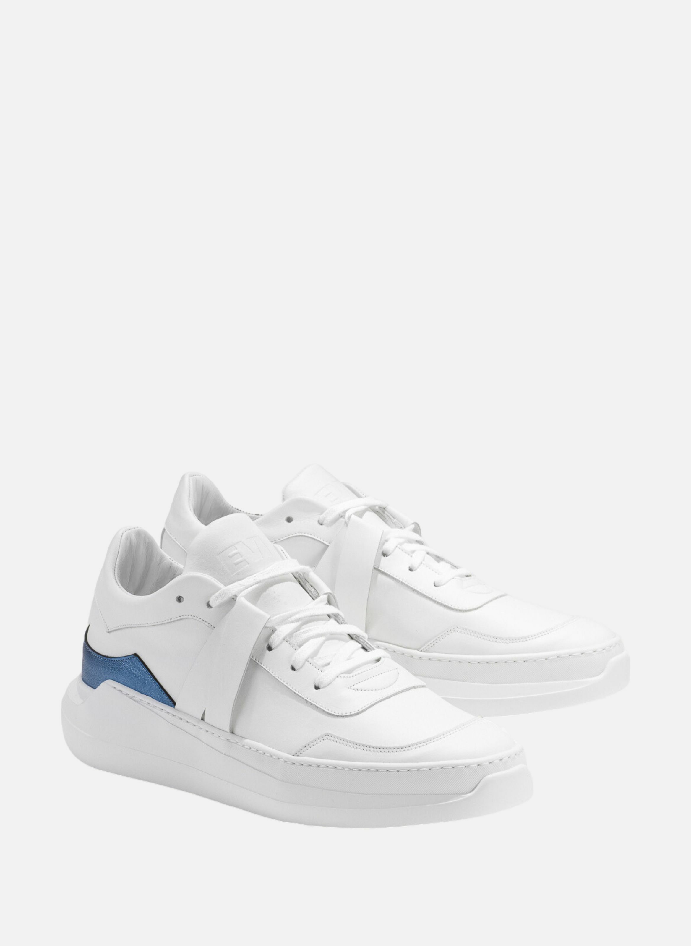 G1 : bleu abyssal - sneakers en cuir lisse blanc avec empiècement en cuir métallisé bleu EVI Blanc