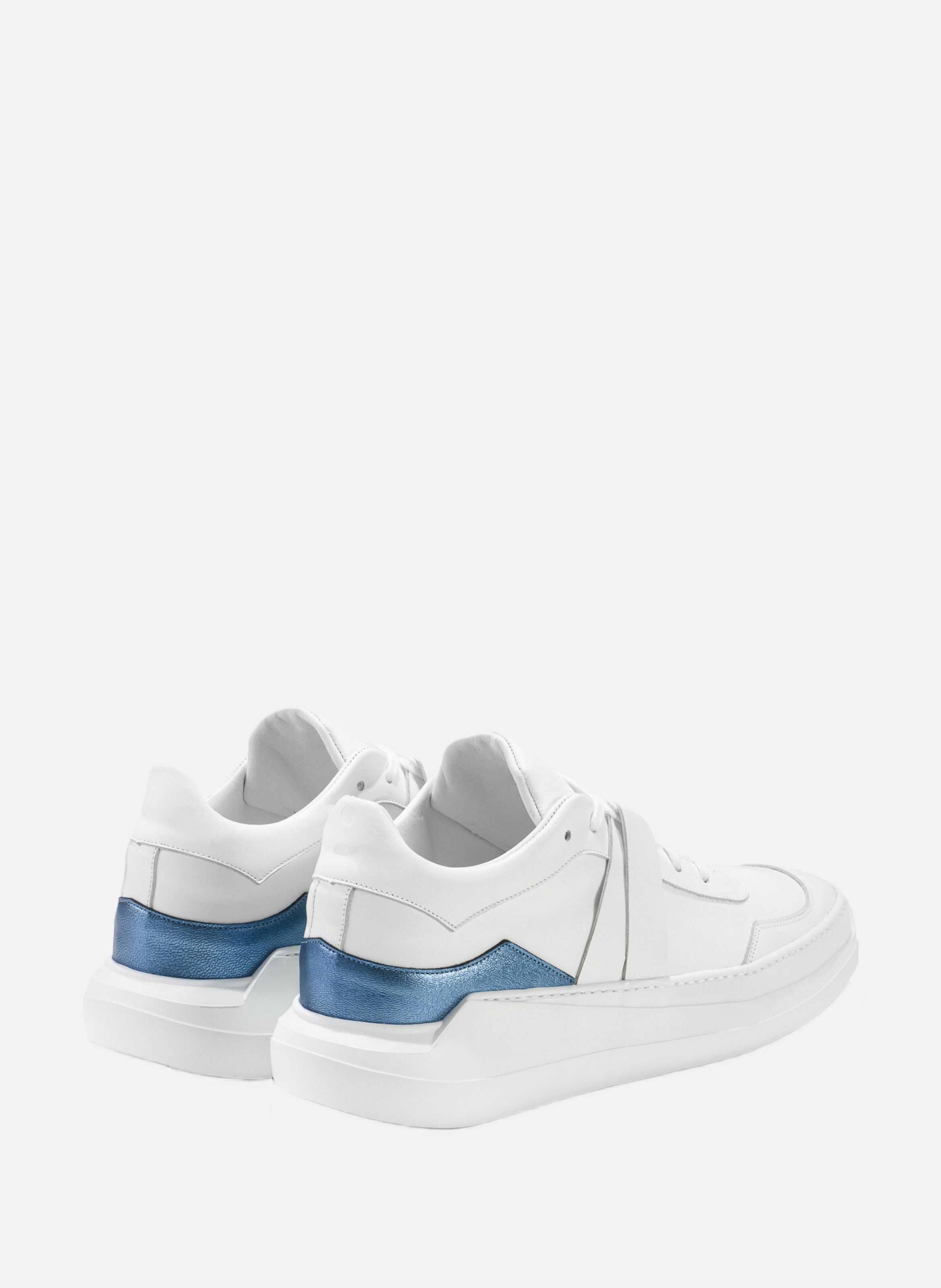 G1 : bleu abyssal - sneakers en cuir lisse blanc avec empiècement en cuir métallisé bleu EVI Blanc