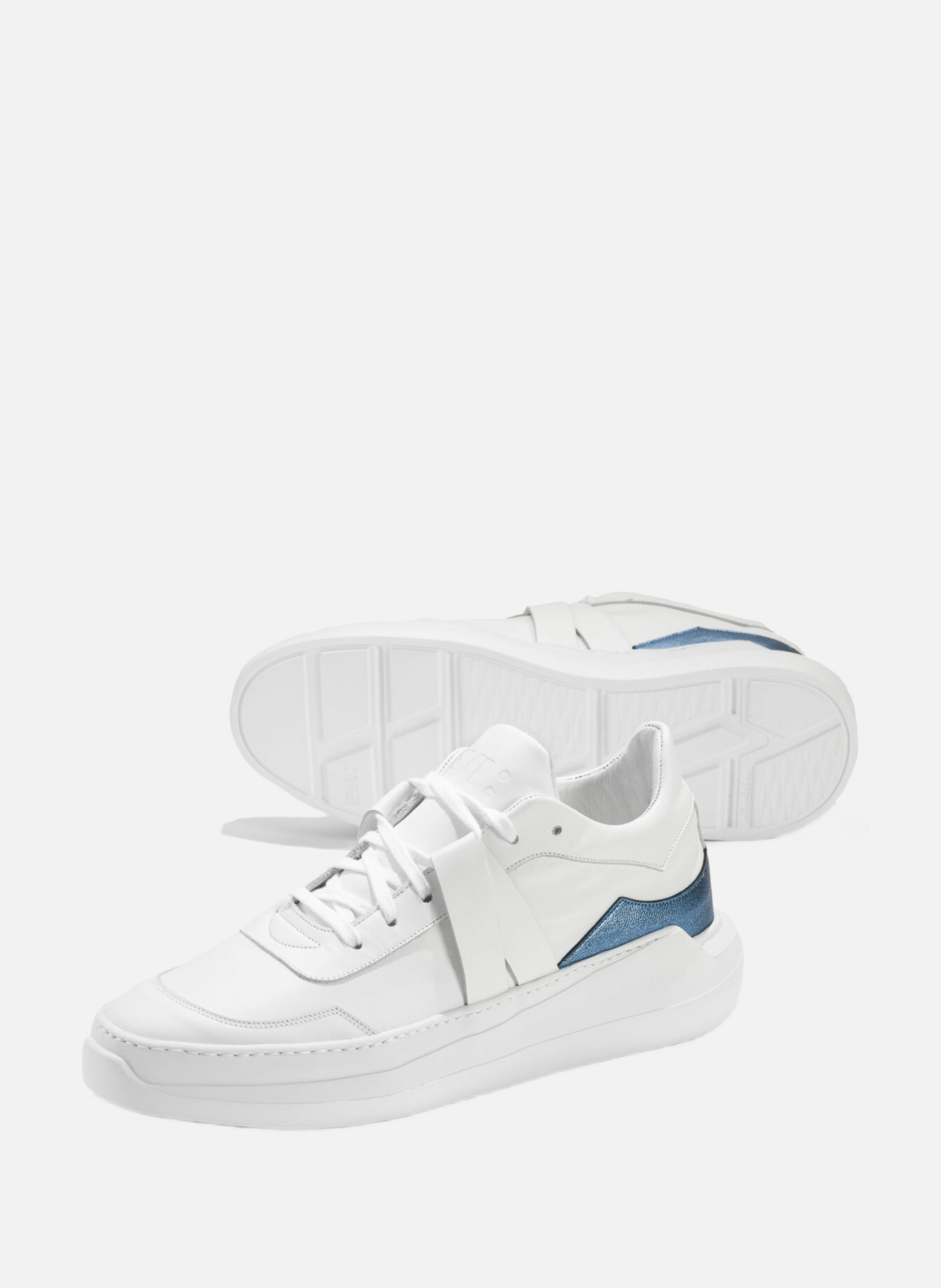 G1 : bleu abyssal - sneakers en cuir lisse blanc avec empiècement en cuir métallisé bleu EVI Blanc