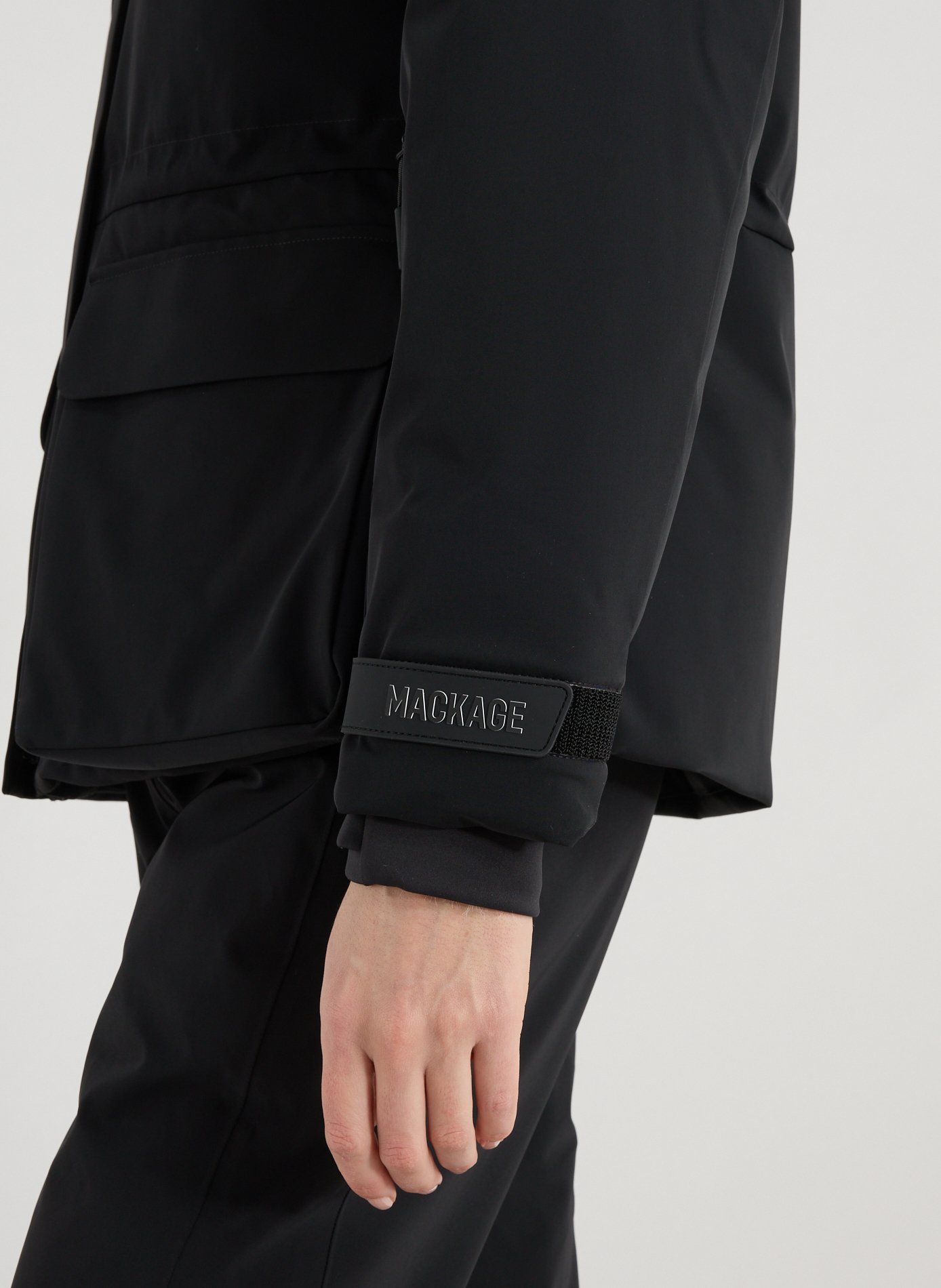 Doudoune Iclyn cintrée à capuche MACKAGE Noir