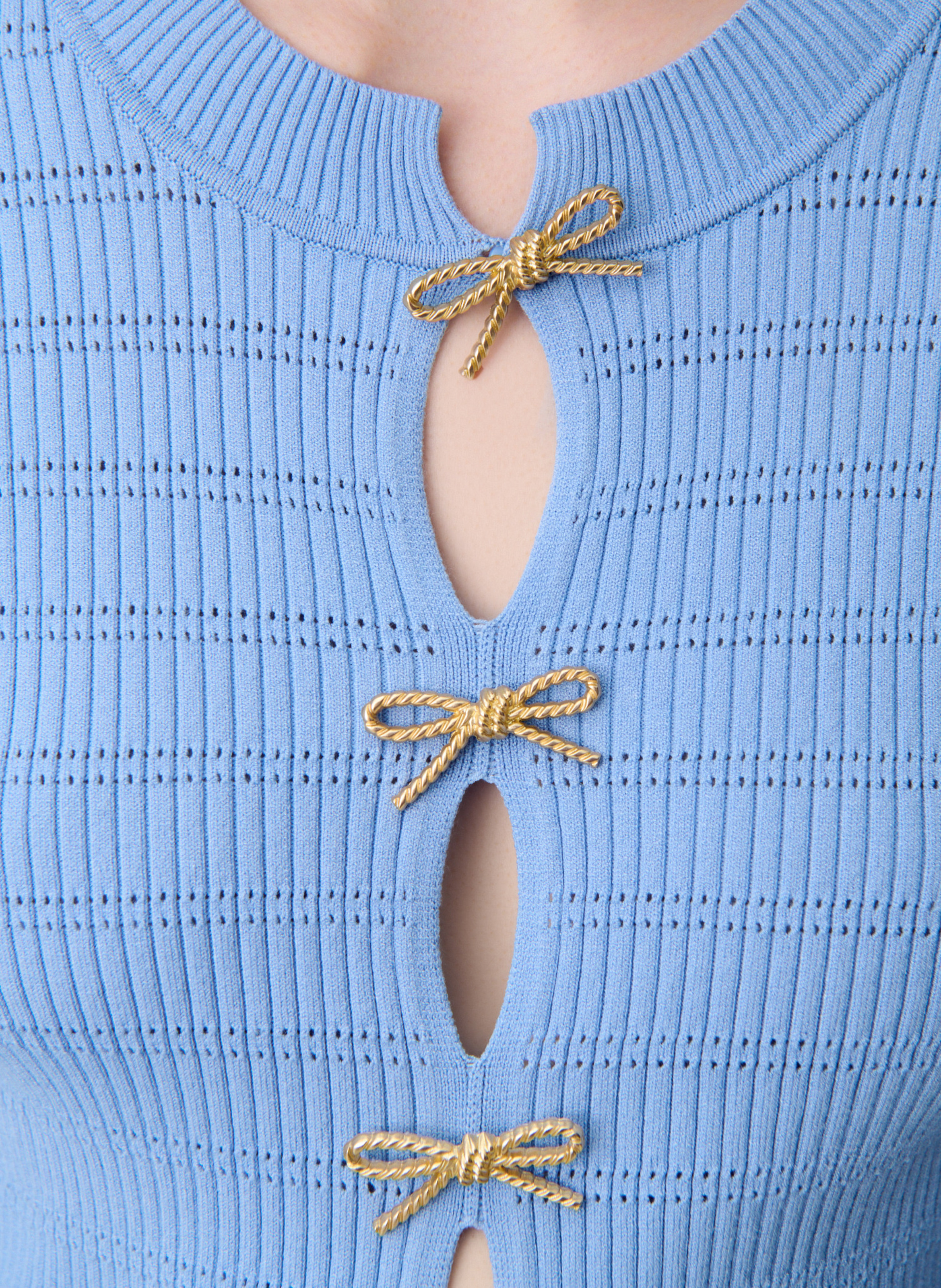 Pull ajusté à détails ajourés et nœuds manivelle CLAUDIE PIERLOT Bleu