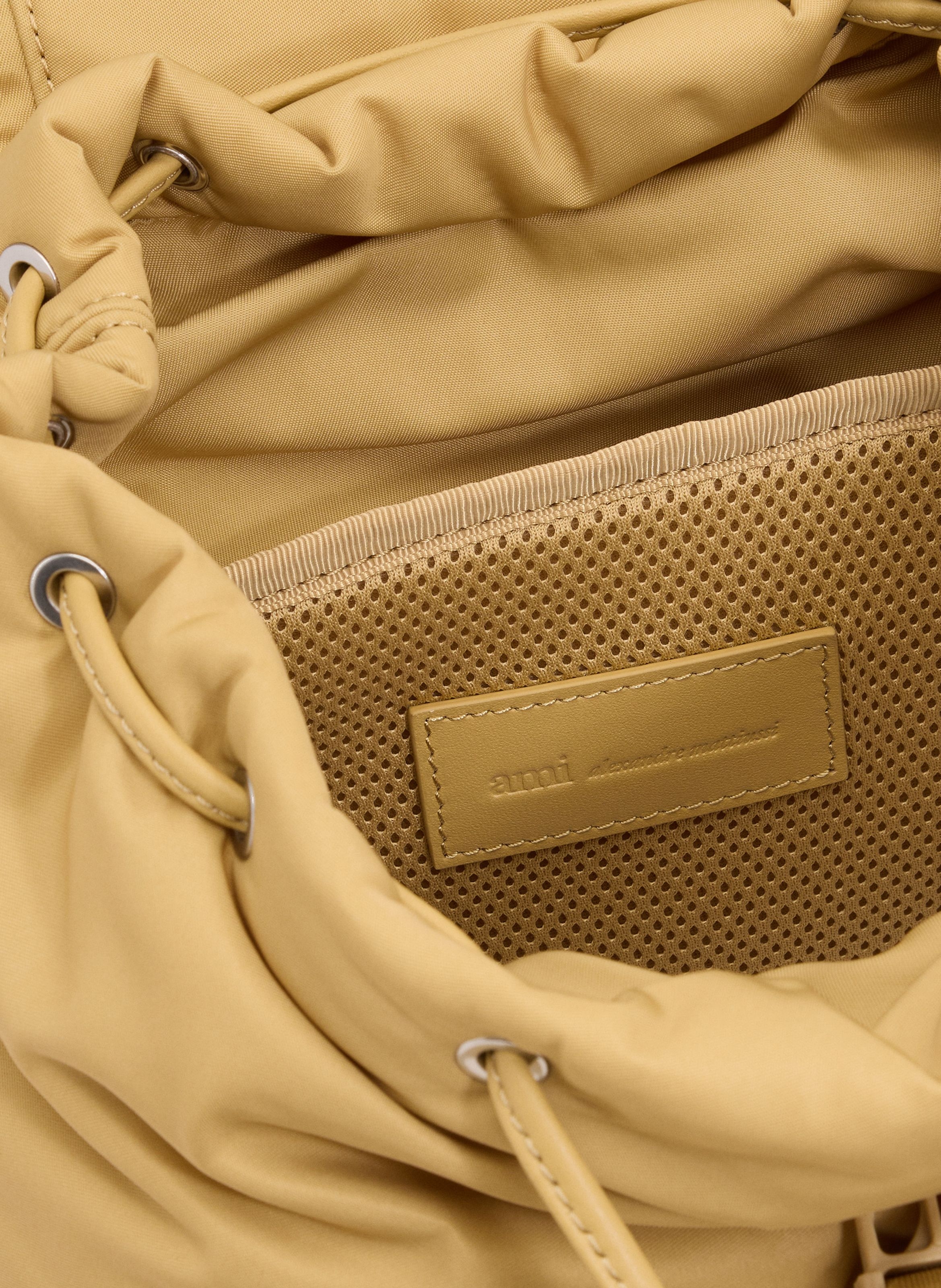 Petit sac à dos à rabat marcel unisexe en nylon AMI PARIS Beige