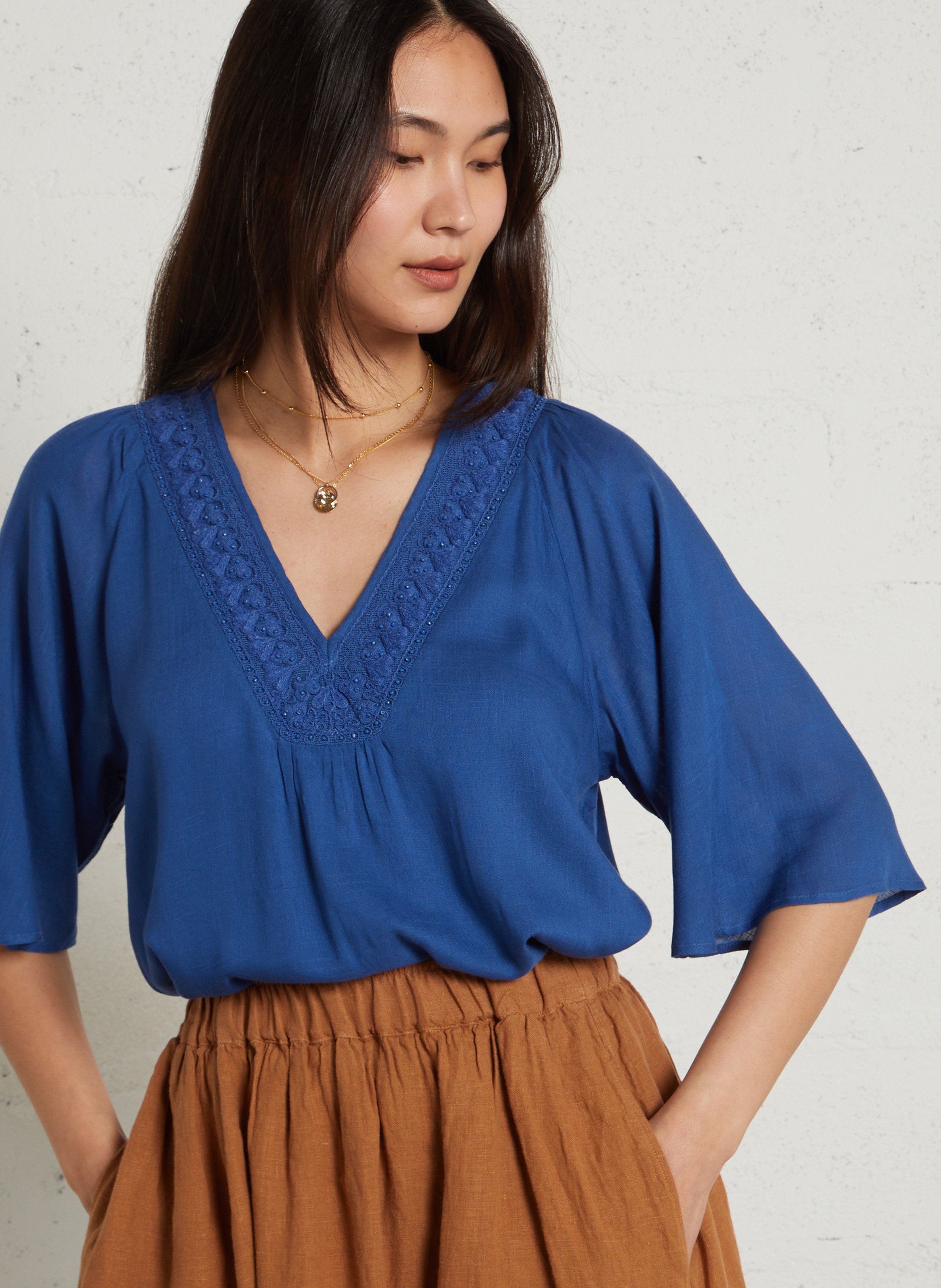 Tee-shirt col v fluide à broderies deborah  Bleu