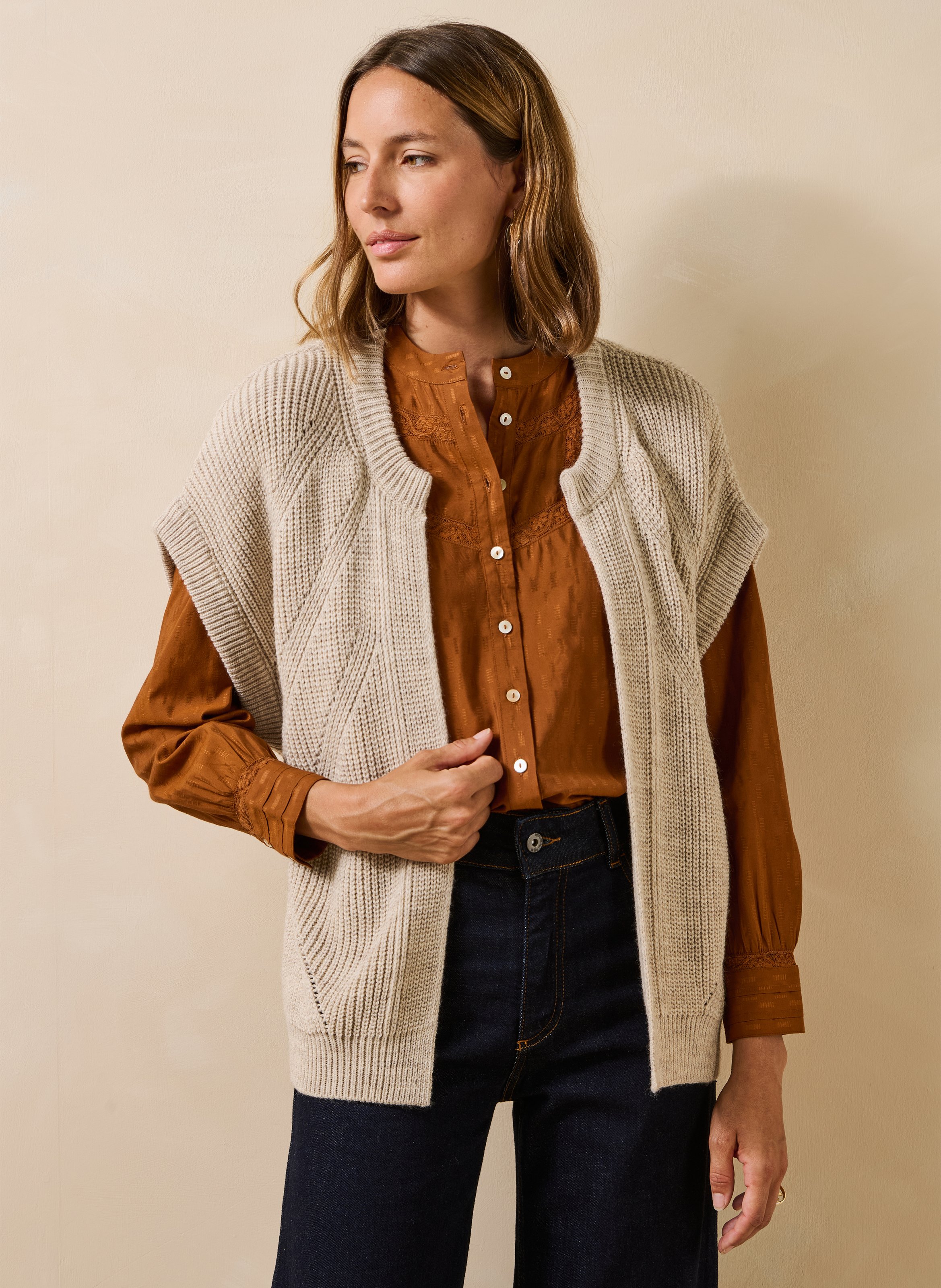 Ruimvallend mouwloos vest in parelboordsteek LA FEE MARABOUTEE Beige
