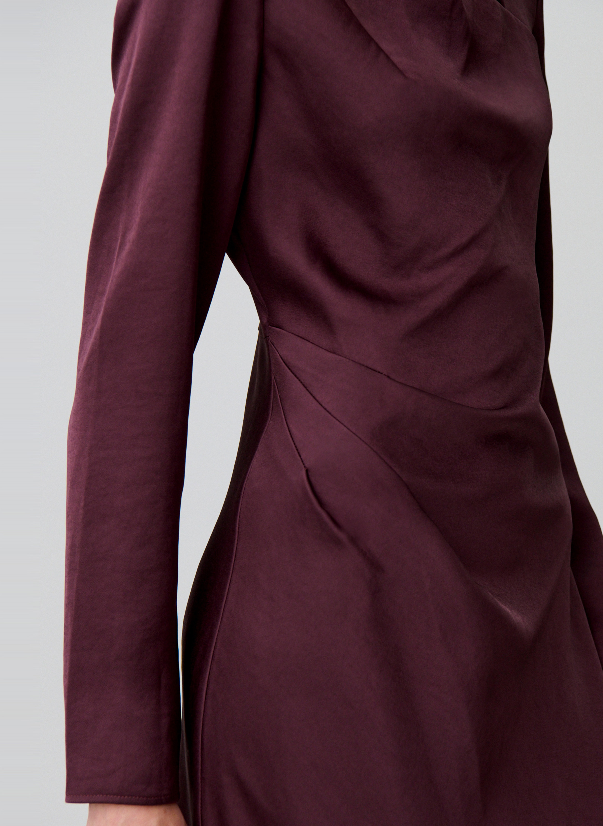 Robe longue satinée asymétrique reine Violet