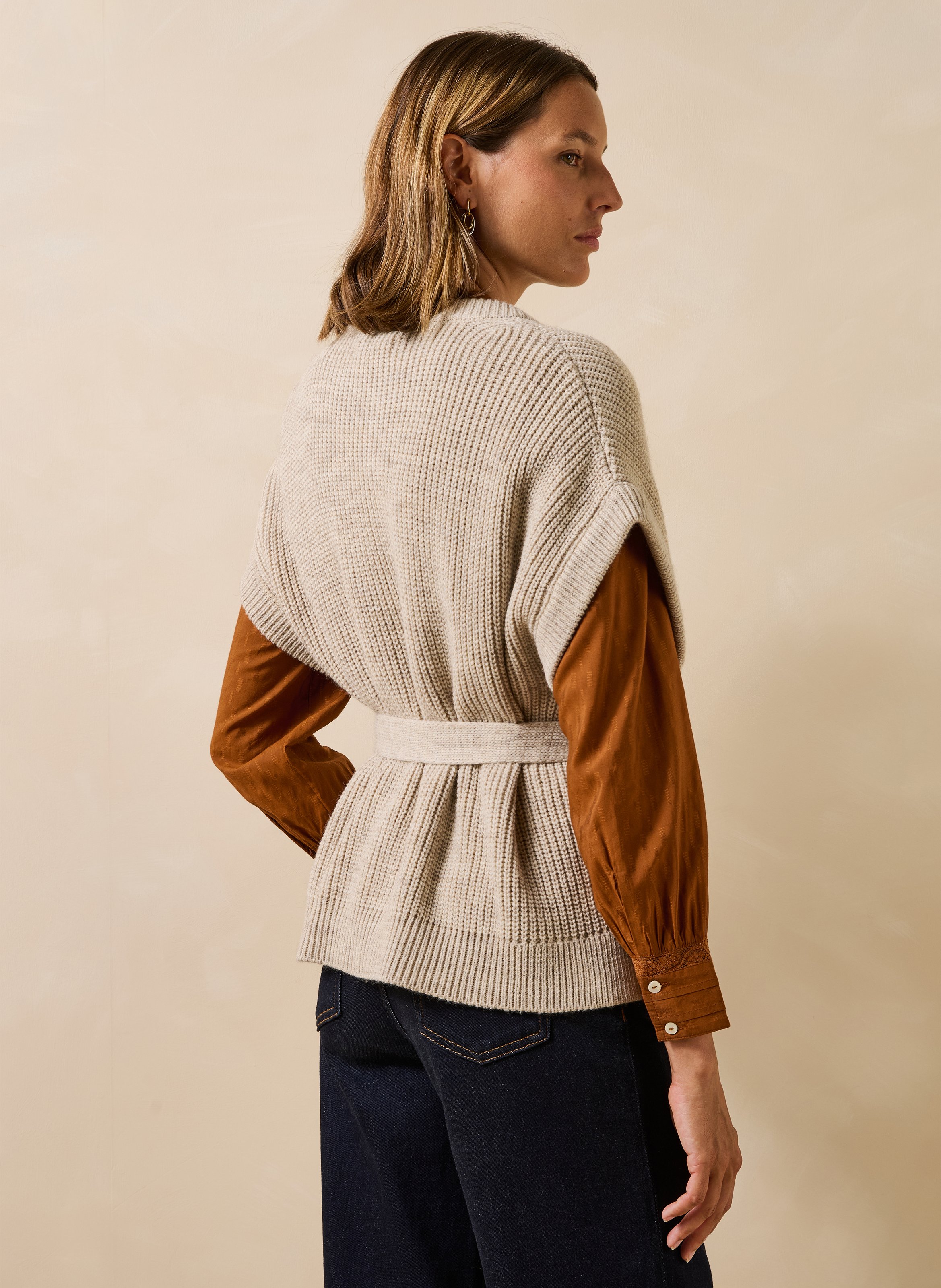 Ruimvallend mouwloos vest in parelboordsteek LA FEE MARABOUTEE Beige