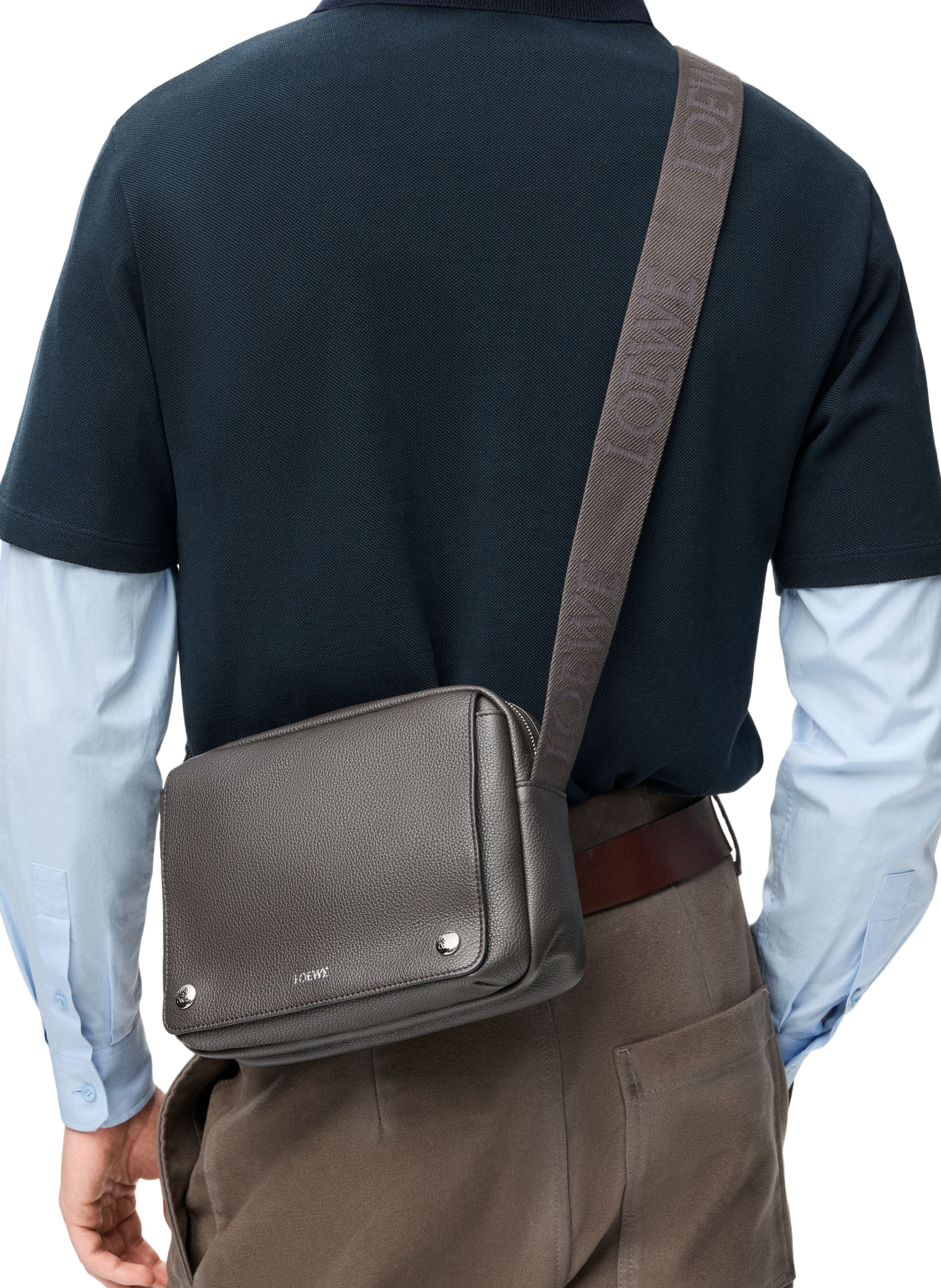 Pebble Messenger Medium aus weichem genarbtem Kalbsleder LOEWE Grau