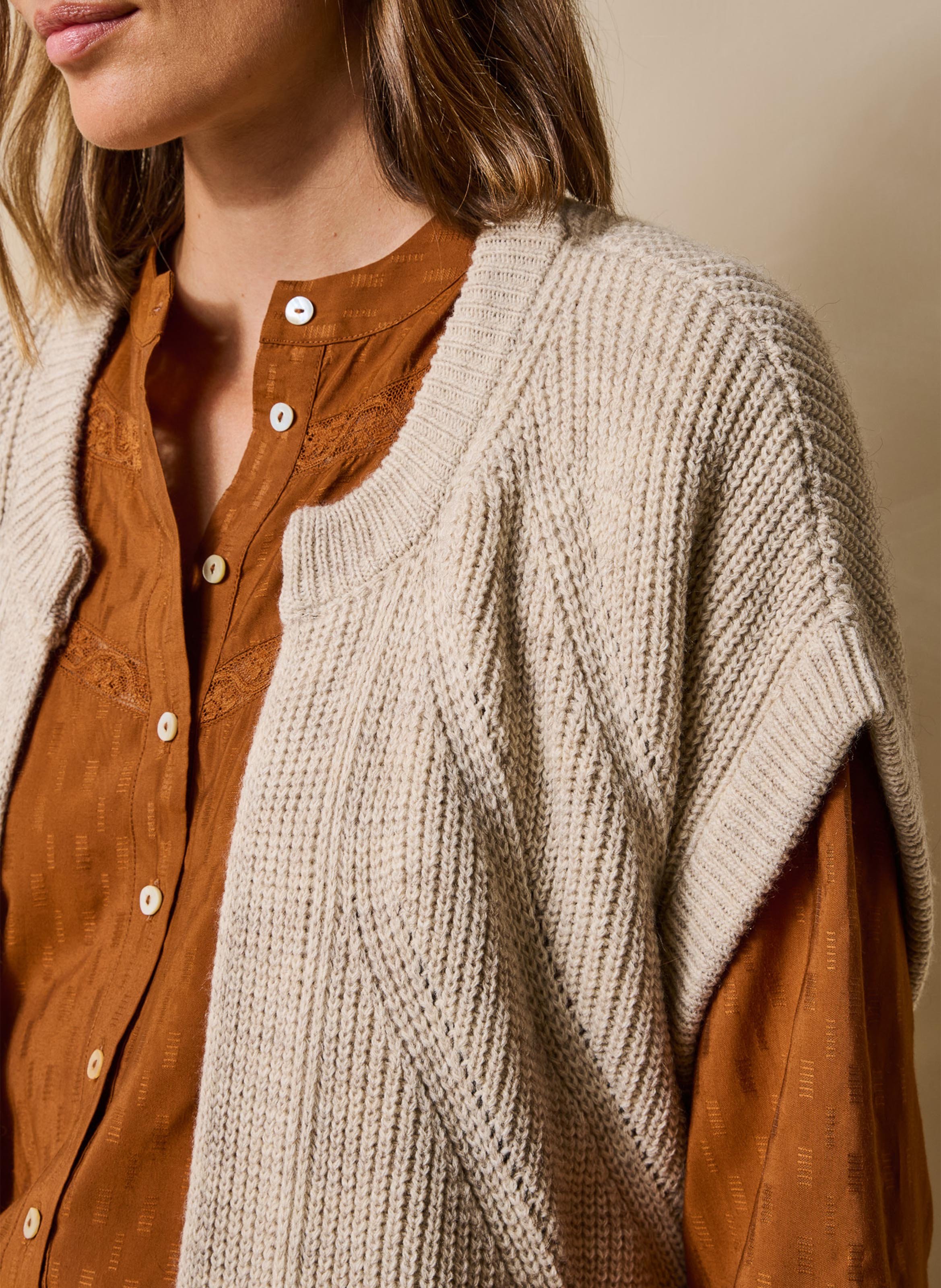 Ruimvallend mouwloos vest in parelboordsteek LA FEE MARABOUTEE Beige