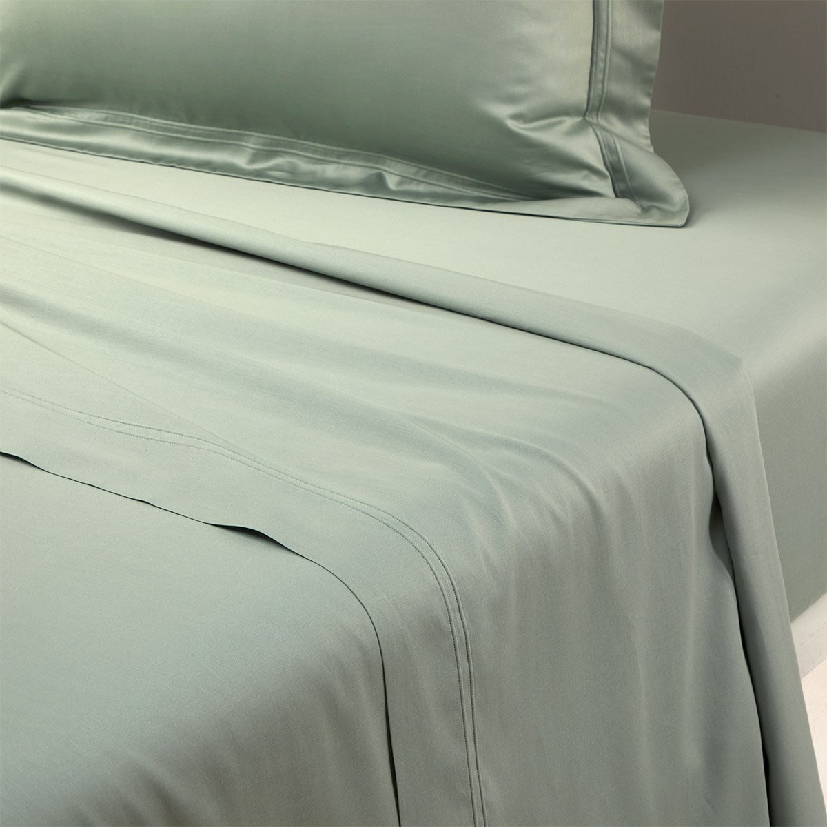 Drap plat en satin, triomphe VertYVES DELORME