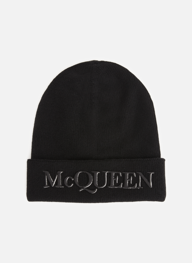 قبعة صغيرة تحمل شعار alexander mcqueen