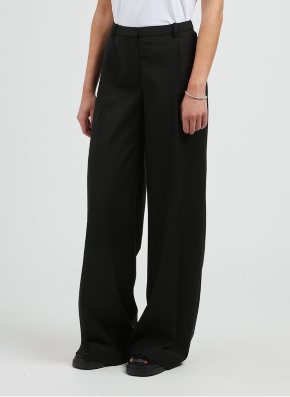 Pantalon à pinces large Irina Wide Noir by GUESS GUESS Pantalon à pinces large Irina Wide Noir