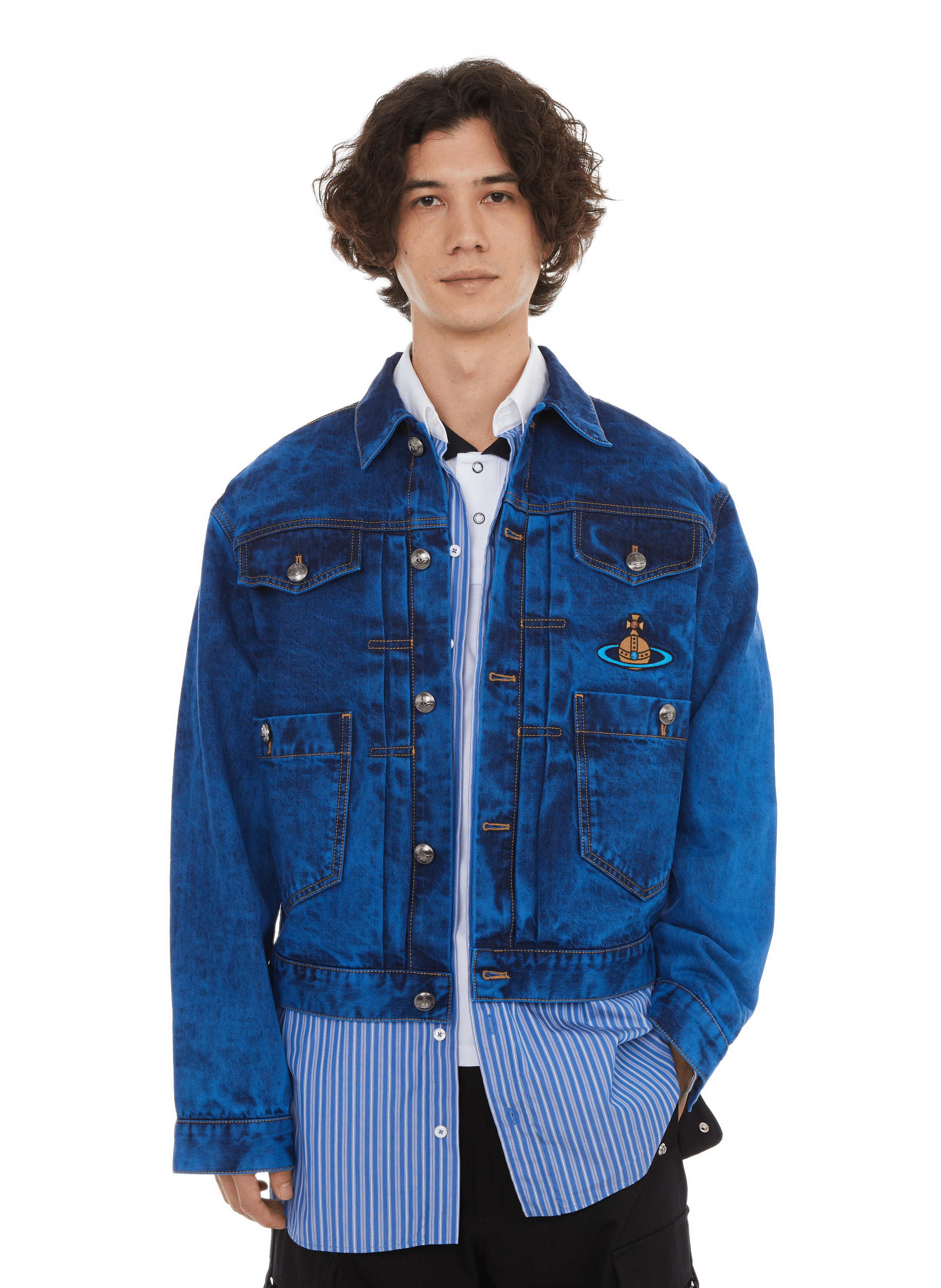 Femme souriante en veste en jean bleue photo – Photo La personne