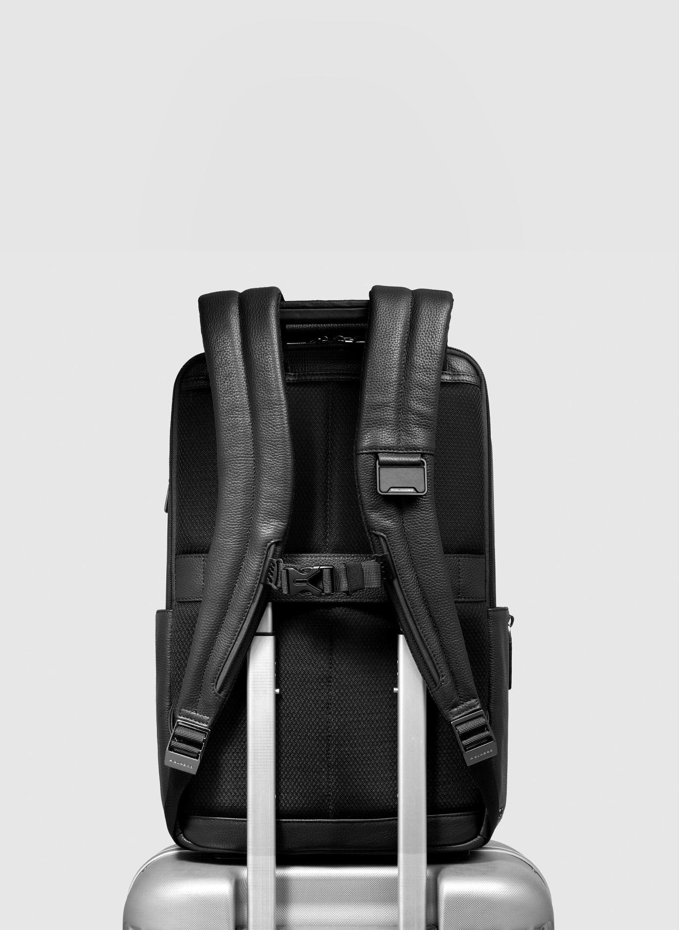 Sac à dos de voyage personnalisable PIQUADRO Noir