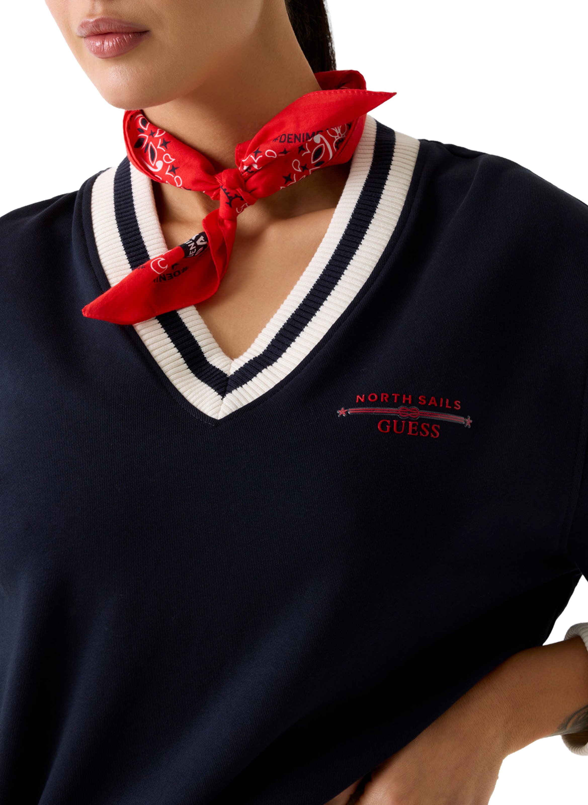 Trui met V-hals en geborduurd logodetail van een katoenmix. GUESS Blauw