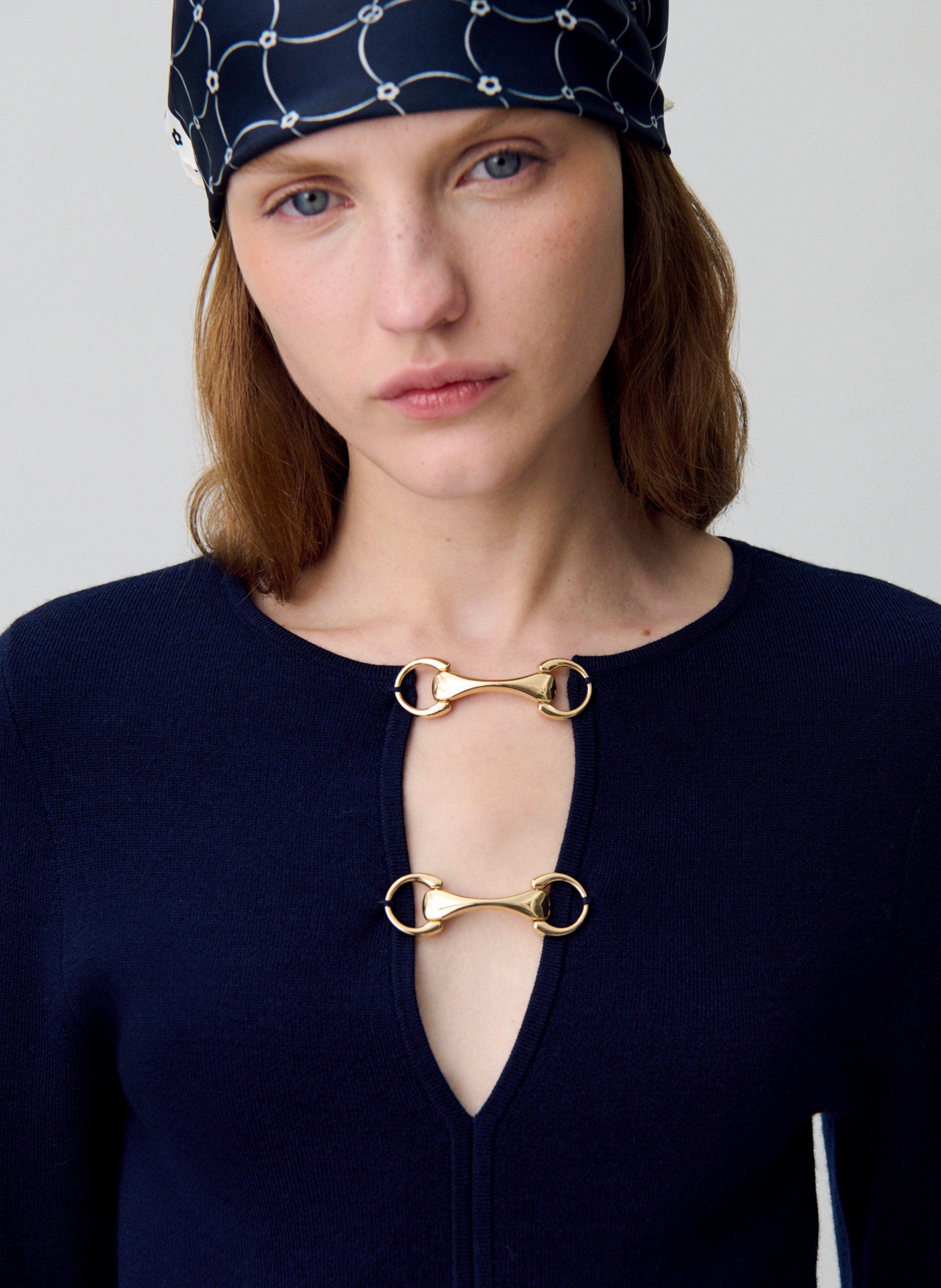 Robe courte cintrée à col v unie marise Bleu