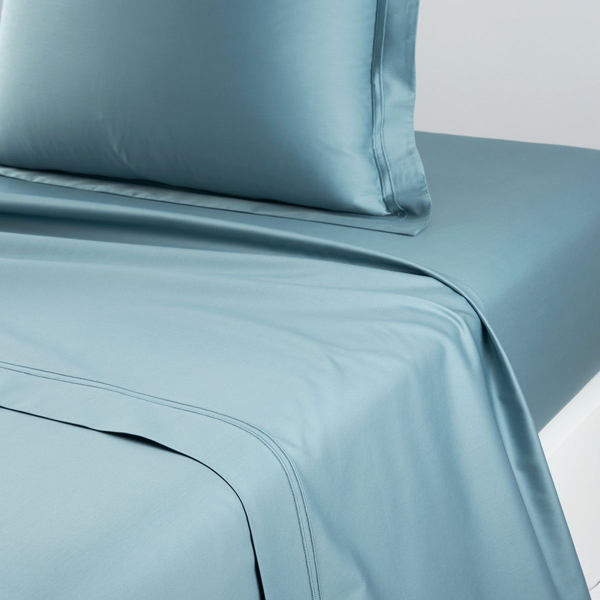 Drap plat en satin, triomphe BleuYVES DELORME