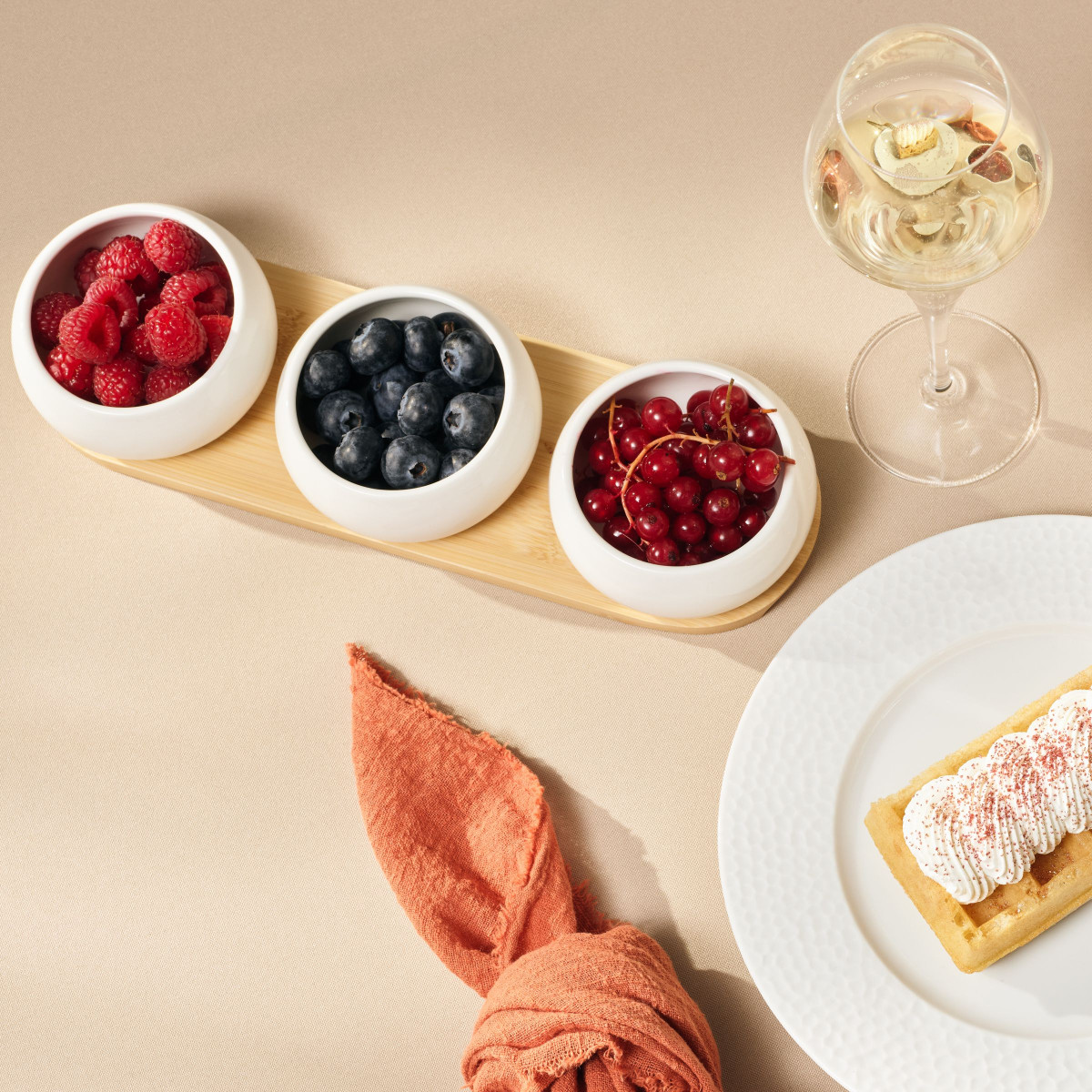 Tapas - set de 3 coupelles apéritives en céramique avec plateau en bambou MEDARD DE NOBLAT Blanc