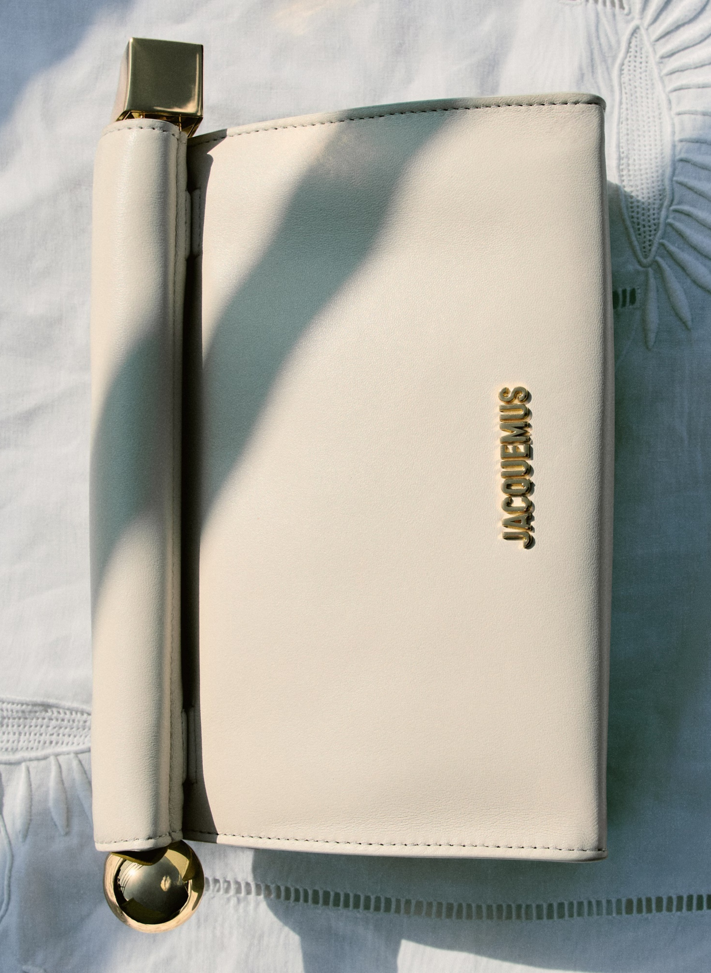 Le sac Rond Carré en cuir d'agneau JACQUEMUS Beige