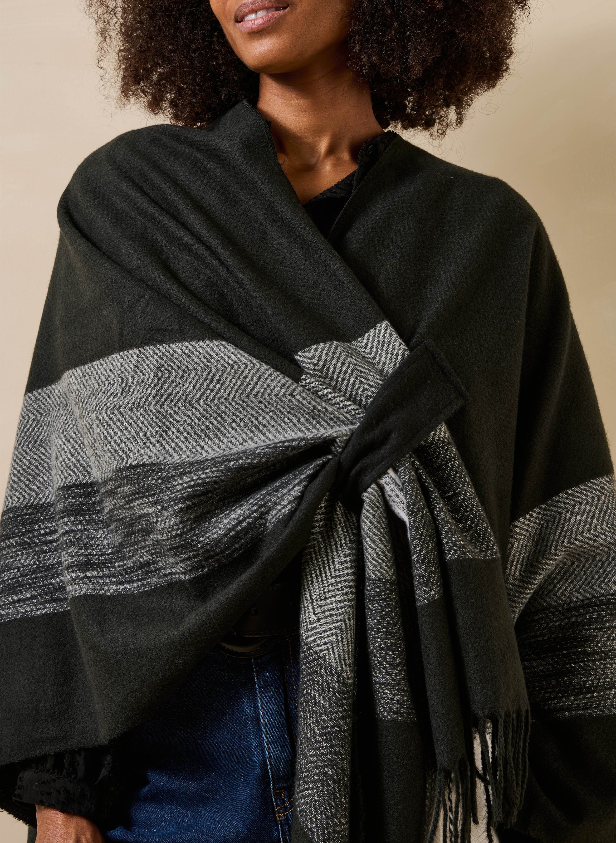 Ruime cape met print LA FEE MARABOUTEE Zwart