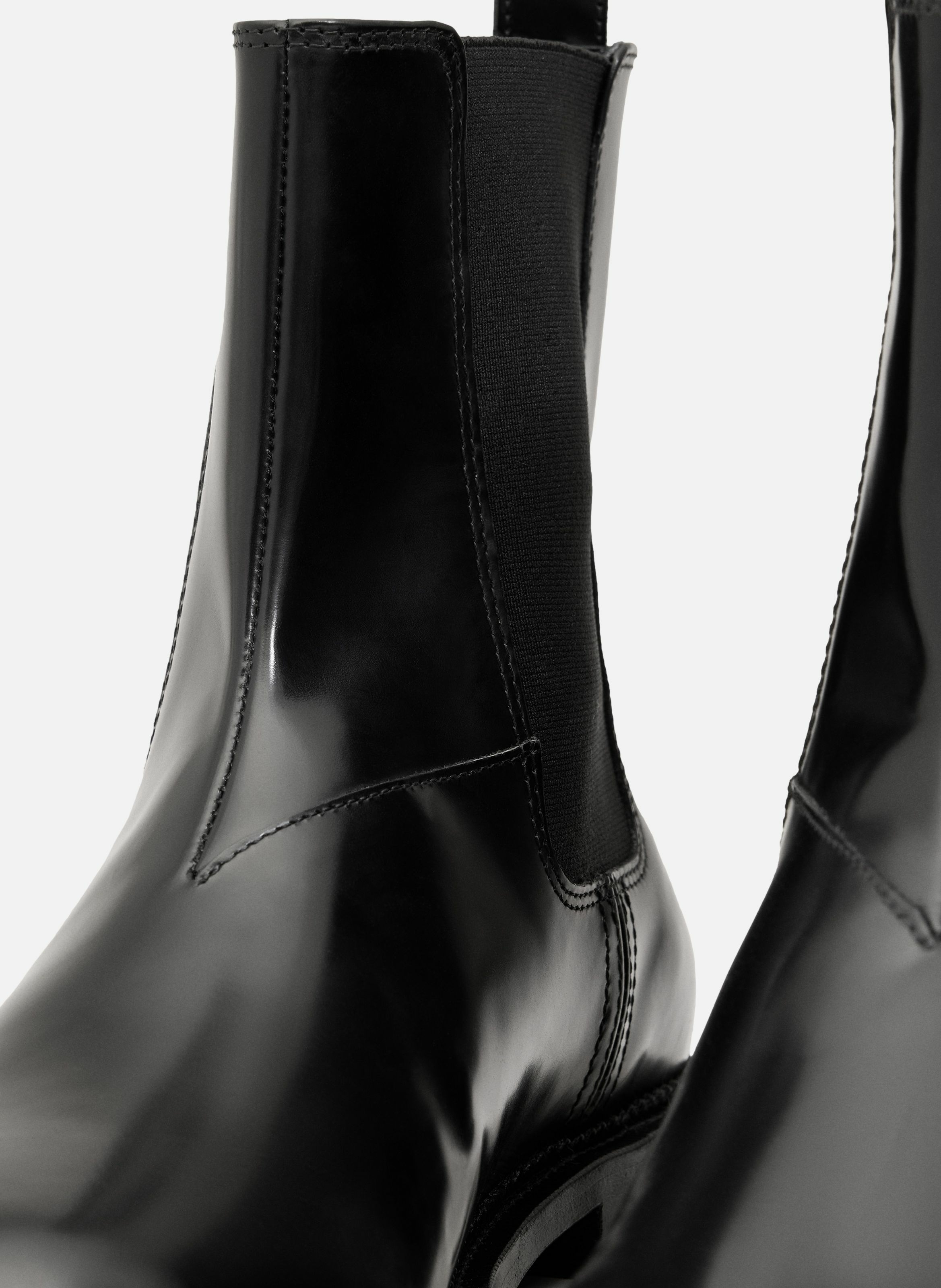 Bottines chelsea a bout anatomique en cuir AMI PARIS Noir