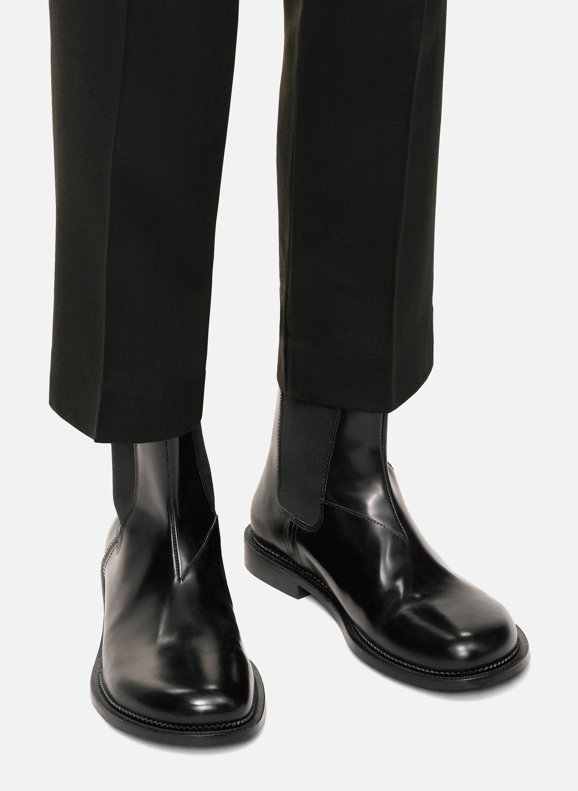 Bottines chelsea a bout anatomique en cuir AMI PARIS Noir