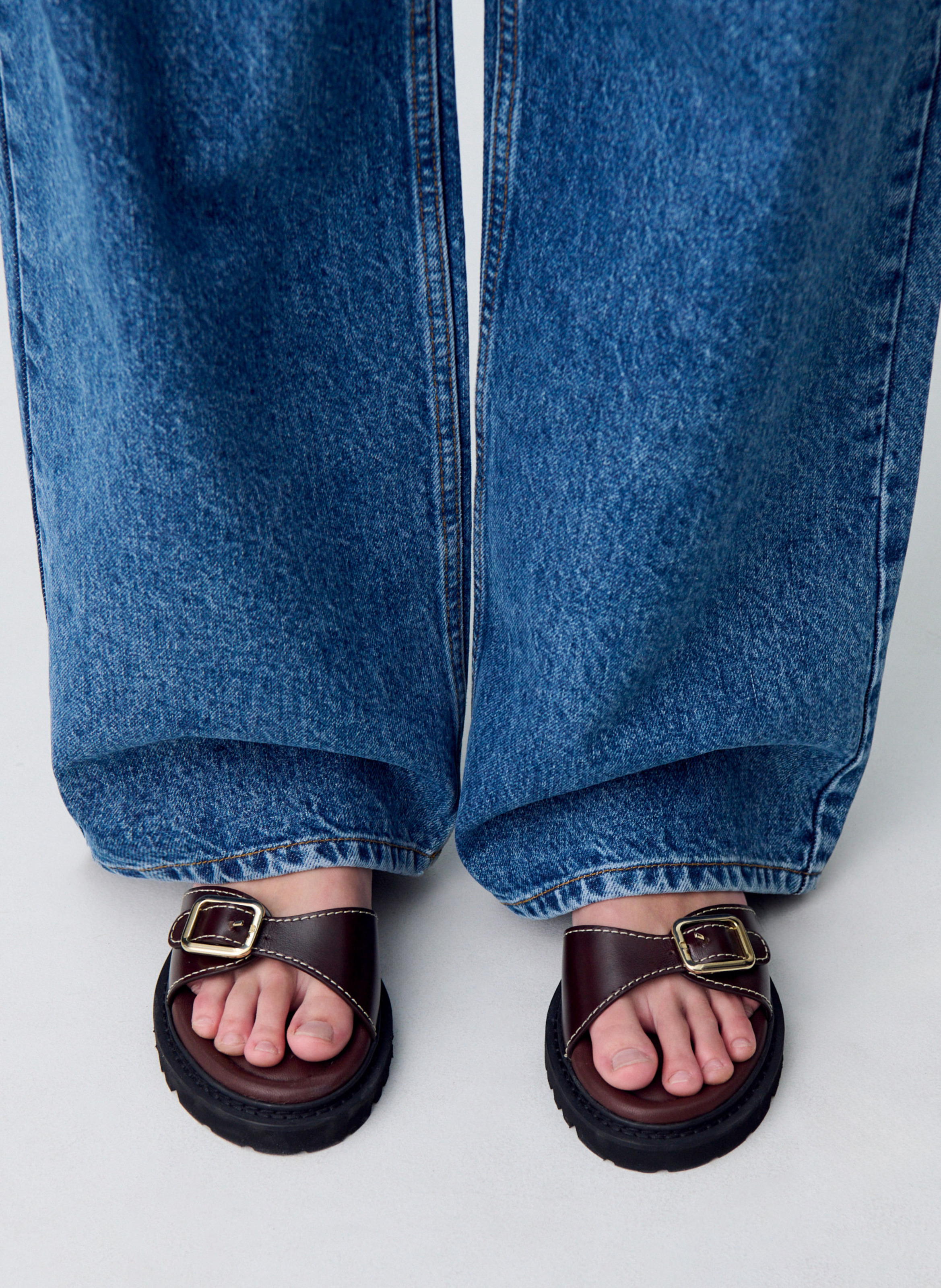 Sandales plate en cuir CLAUDIE PIERLOT Marron