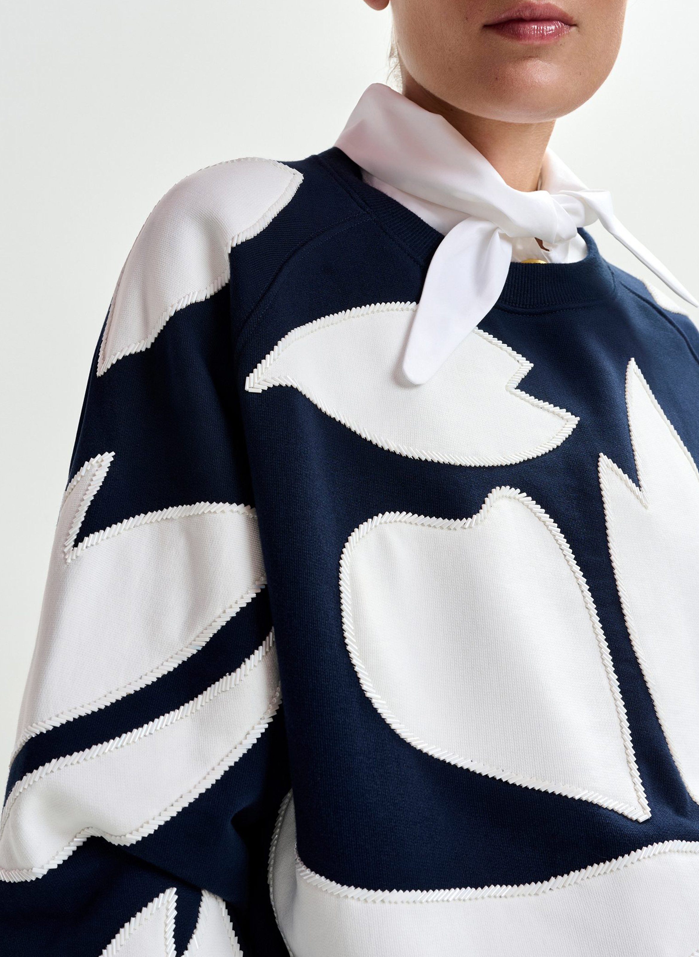 Sweat ample à broderies patchs Jalways ESSENTIEL ANTWERP Bleu