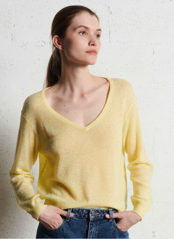 Pull court col v en laine mélangé dumy Jaune by AMERICAN VINTAGE AMERICAN VINTAGE Pull court col v en laine mélangé dumy Jaune