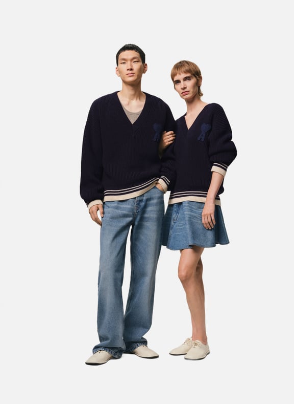 Pull col v a côtes unisexe Bleu by AMI PARIS AMI PARIS Pull col v a côtes unisexe Bleu