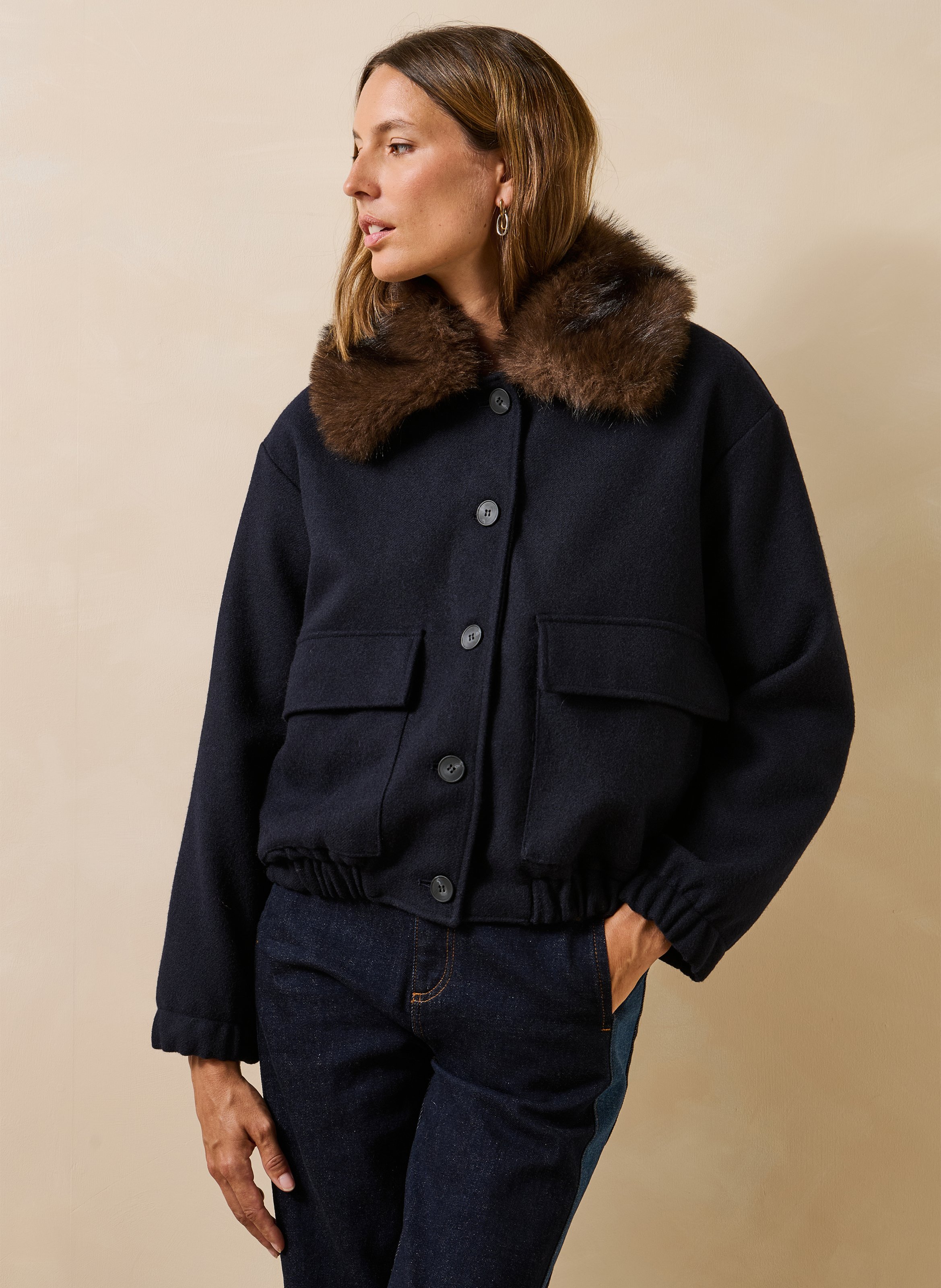 Jack met klassieke kraag en bontlook LA FEE MARABOUTEE Blauw